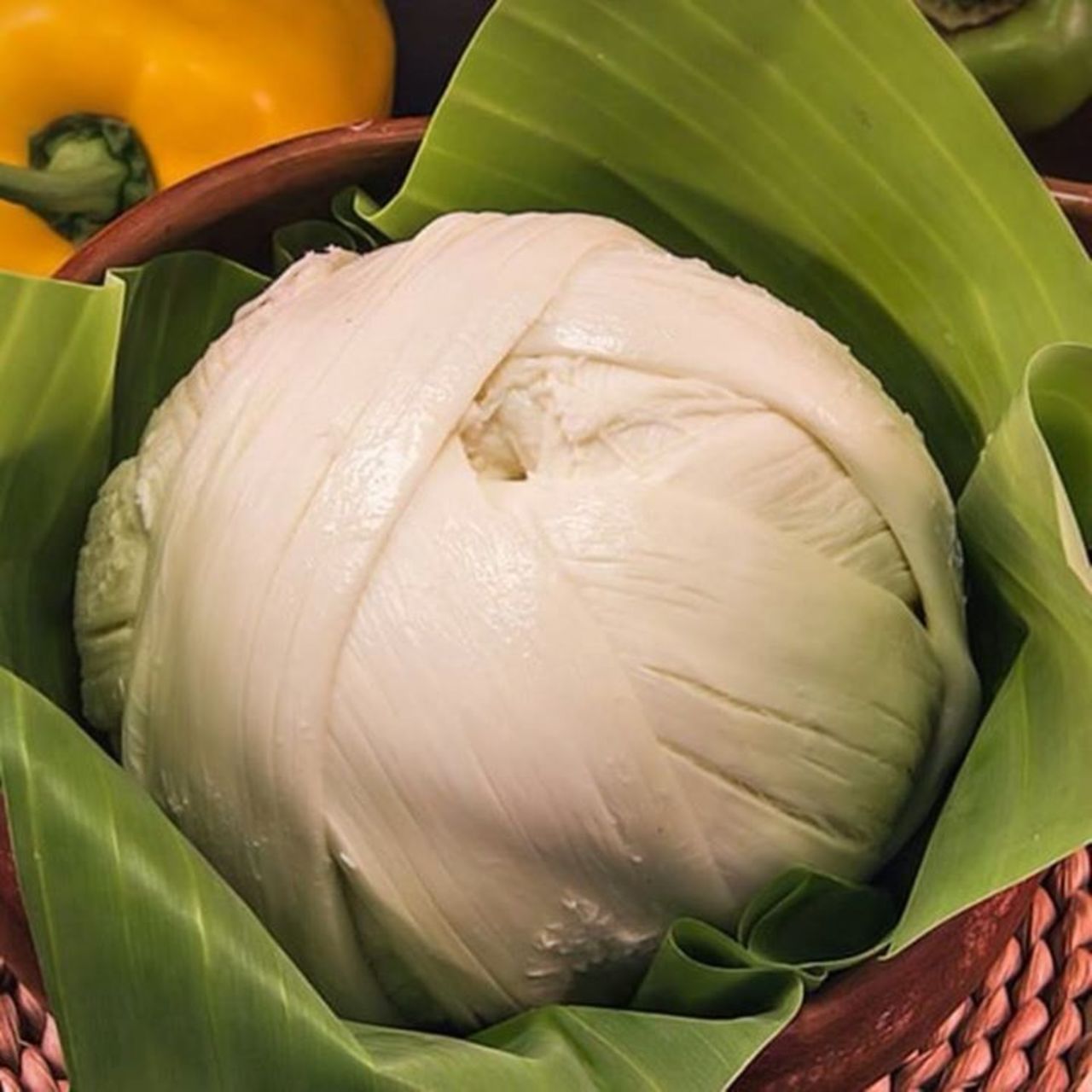 Array Lugar de origen: Valles Centrales de Oaxaca, donde los frailes dominicos introdujeron la técnica de elaboración del queso de pasta hilada, cuyo origen es de la cocina de Italia.
 Elaborado con leche de vaca, el quesillo es de tipo blanco semiblando, caracterizado por una textura fibrosa. Ocupa el lugar número 35 en el top 100 de los mejores quesos del mundo y es un emblema del sur del país. Su sabor es cremoso, suave y mantecoso, ideal para quesadillas, empanadas y tlayudas. Gracias a su alta capacidad de derretimiento, se suele usar en platillos horneados.