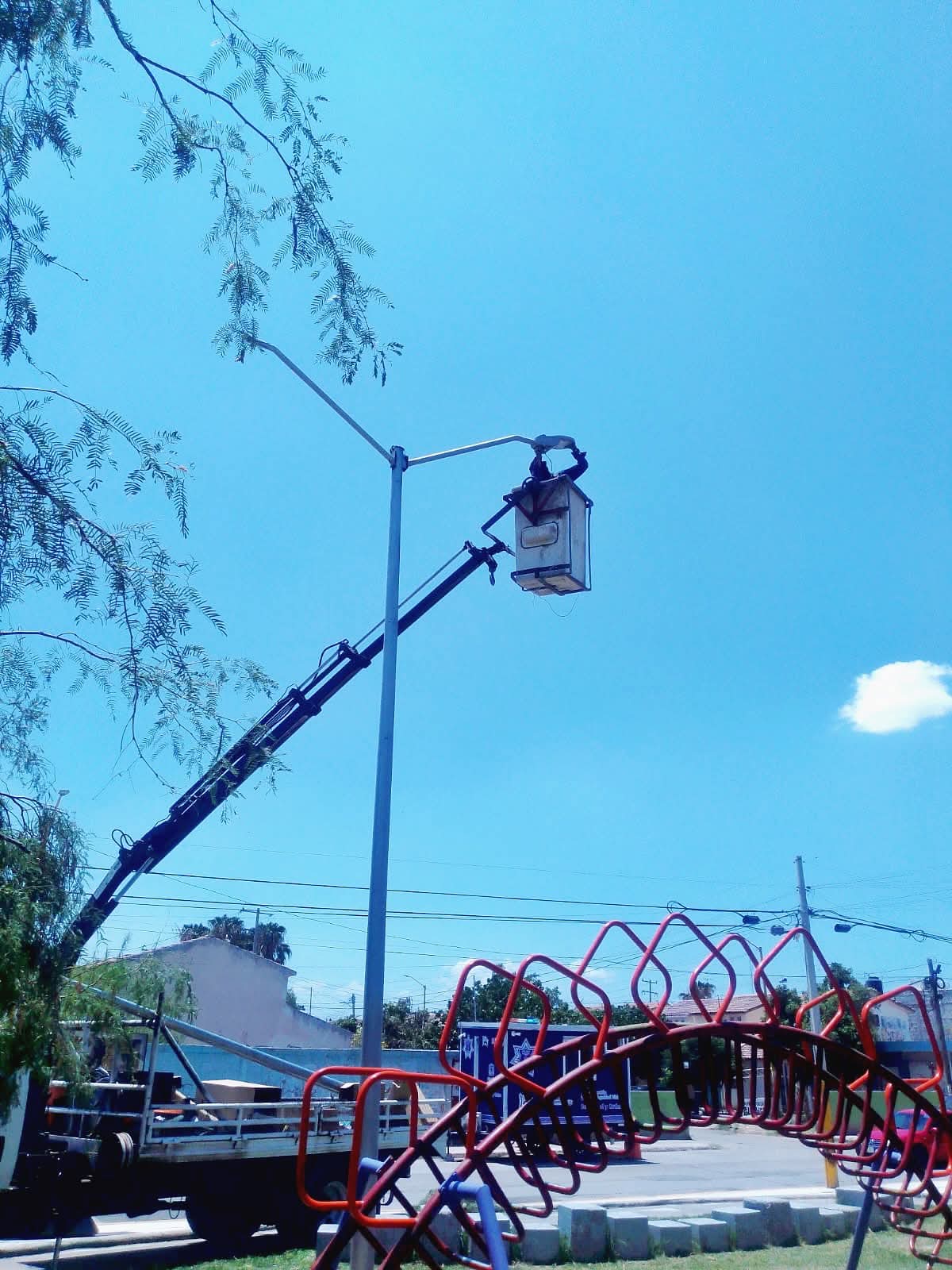 Se instalaron 20 nuevos puntos de luz, que incluyen arbotantes dobles y torres. (EL SIGLO DE TORREÓN)