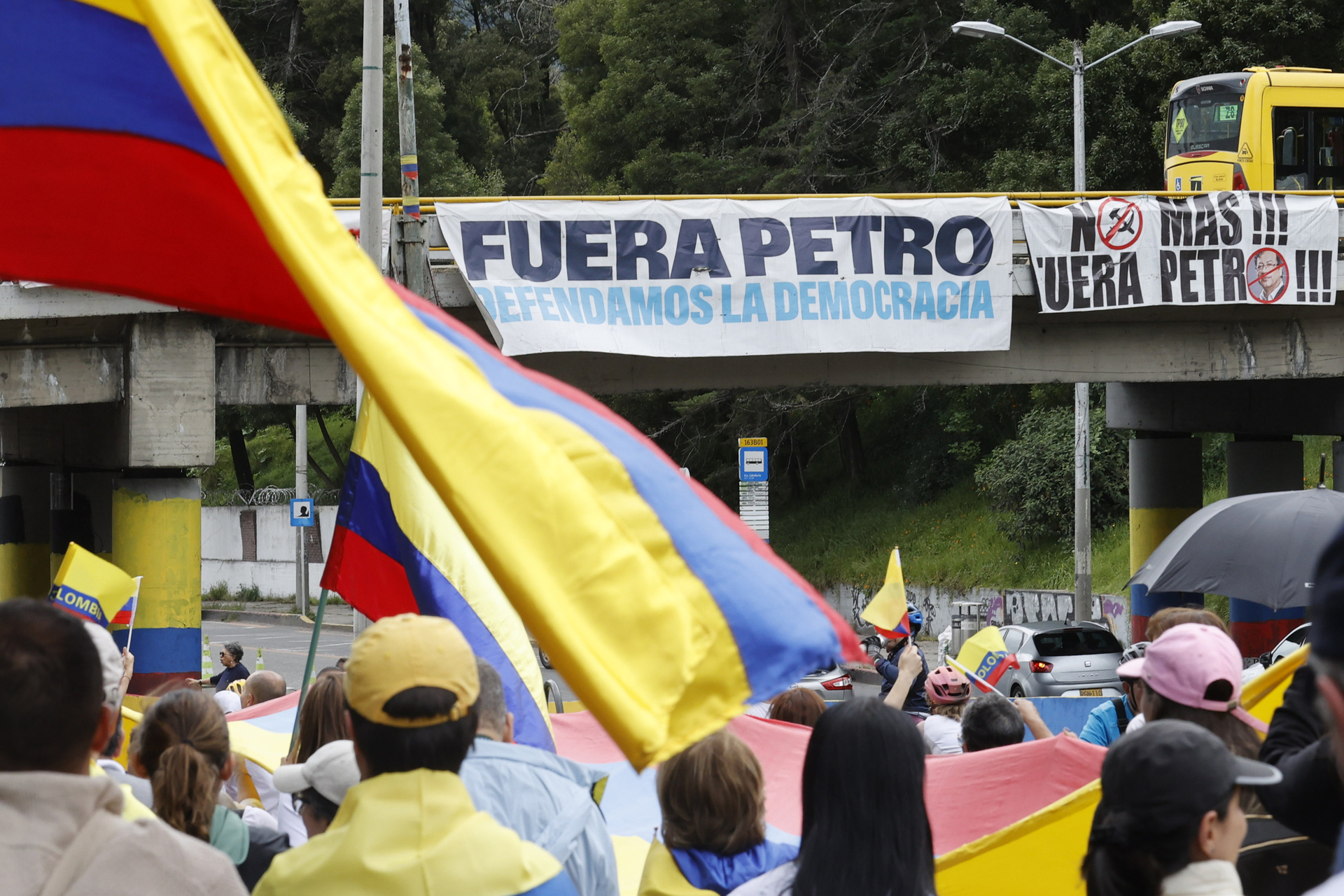 Se movilizan en Colombia tras atentado contra el senador Miguel Uribe Turbay