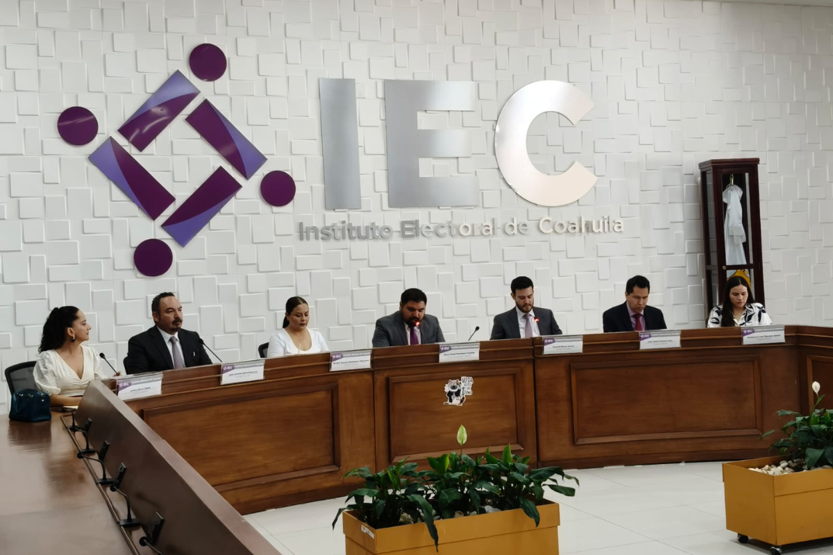 Entrega IEC constancias a Magistradas y Magistrados electos