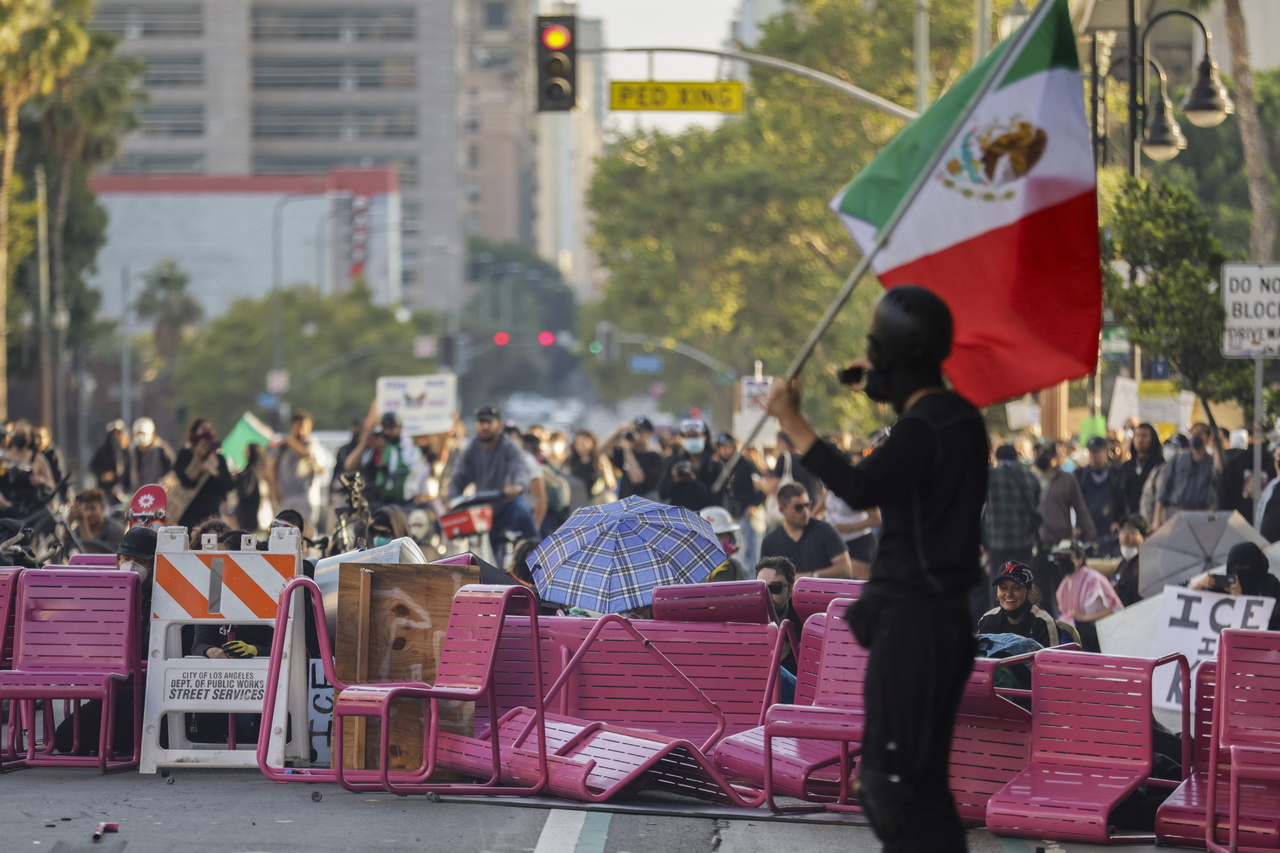 Tras la detención de 35 mexicanos, Sheinbaum dijo que no es con violencia ni con arrestos como debe atenderse el fenómeno migratorio.