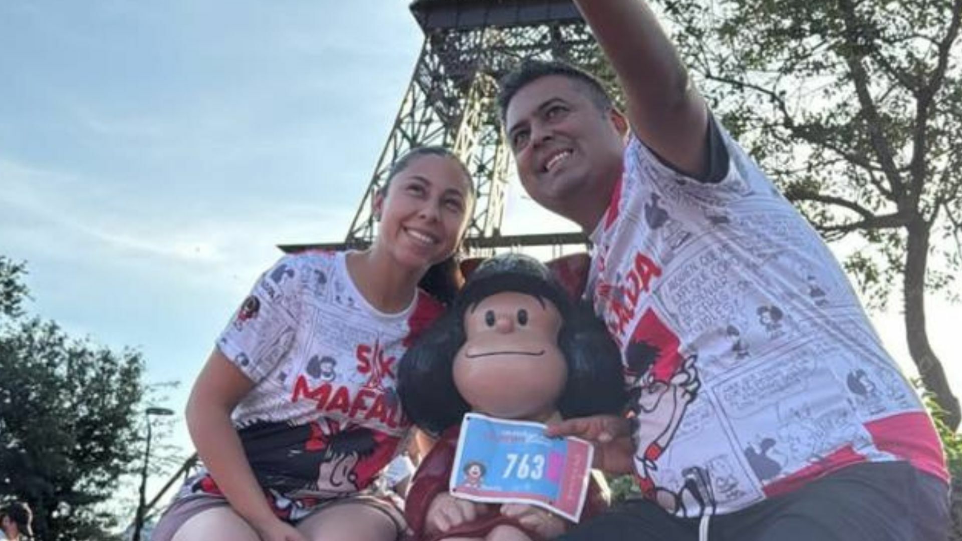 Los participantes en esta prueba atlética en La Laguna, no desaprovecharon la ocasión para tomarse la selfie con el icónico personaje. (Carreras MX)
