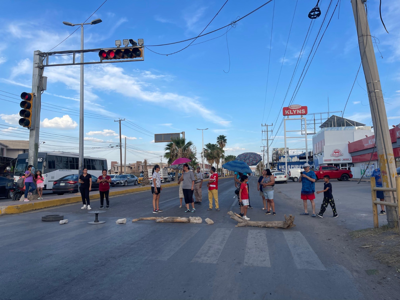 Vecinos del ejido La Merced bloquean vialidad por falta de luz; acusan indiferencia de CFE