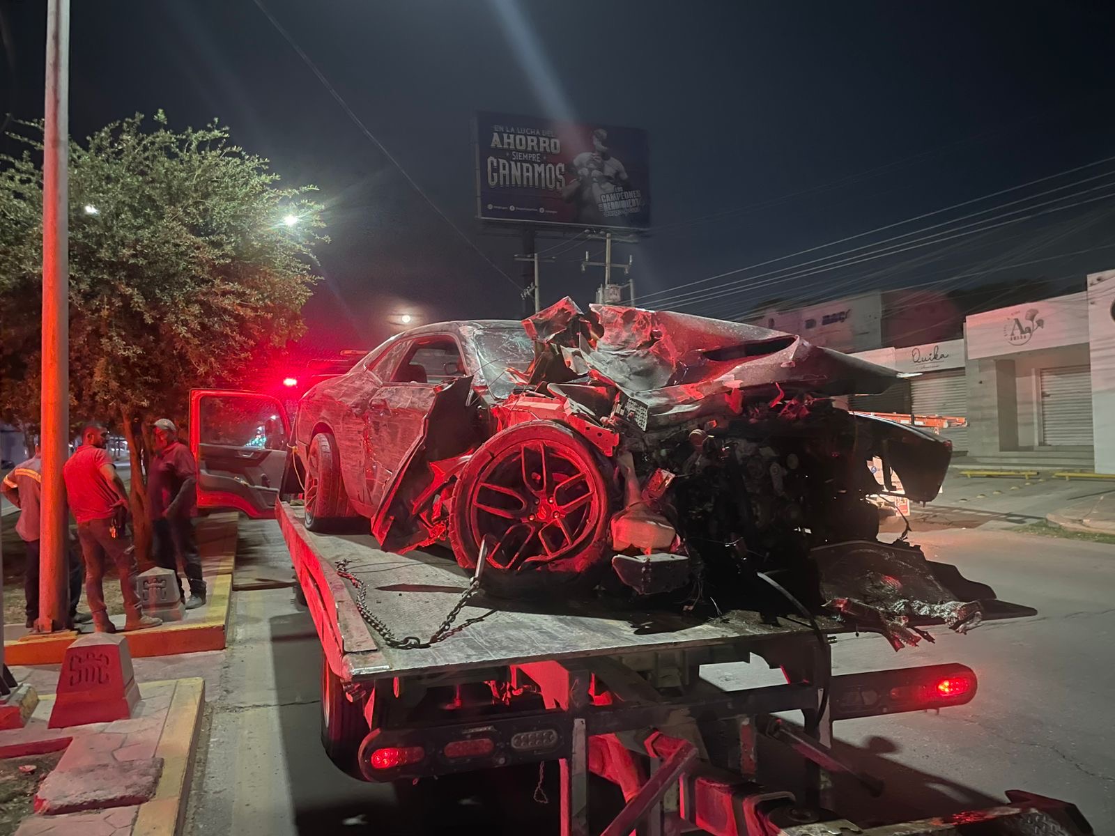 2 lesionados, 4 postes derribados y 3 unidades chocadas deja accidente registrado en la madrugada