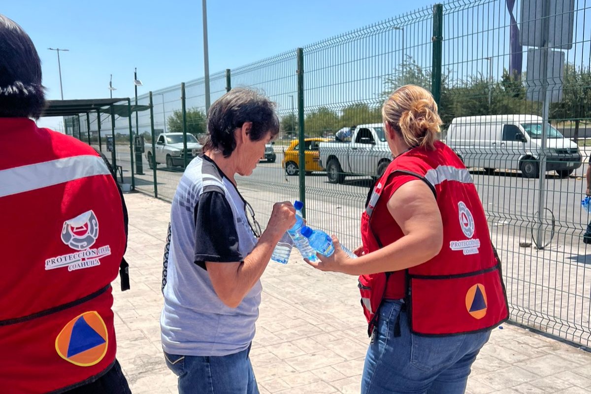 Protección Civil entrega agua a ciudadanos por ola de calor en Torreón