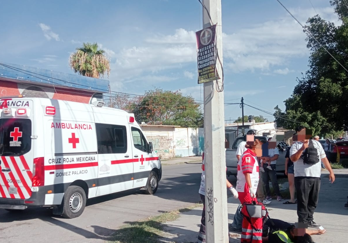 Trabajadores salen proyectados tras accidente en la camioneta que viajaban en Gómez Palacio