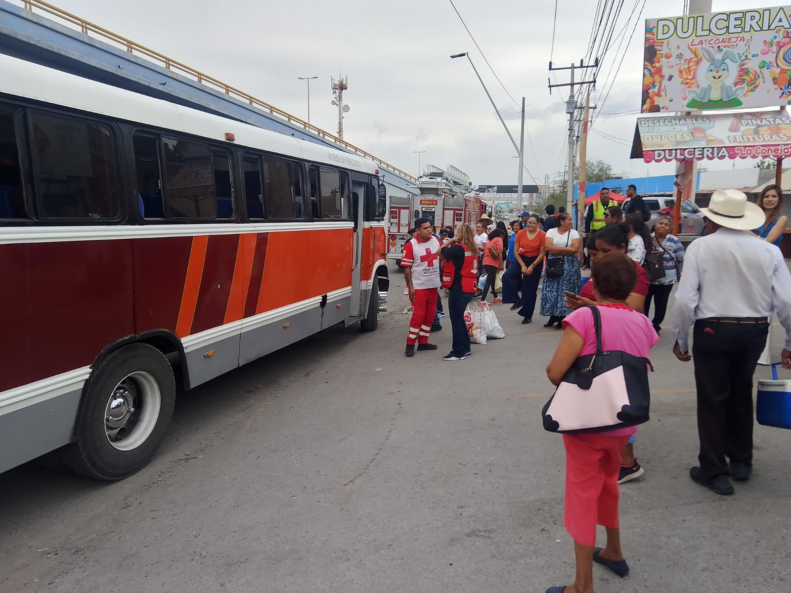 Tráiler embiste camión de pasajeros en La Nogalera; una mujer resulta lesionada
