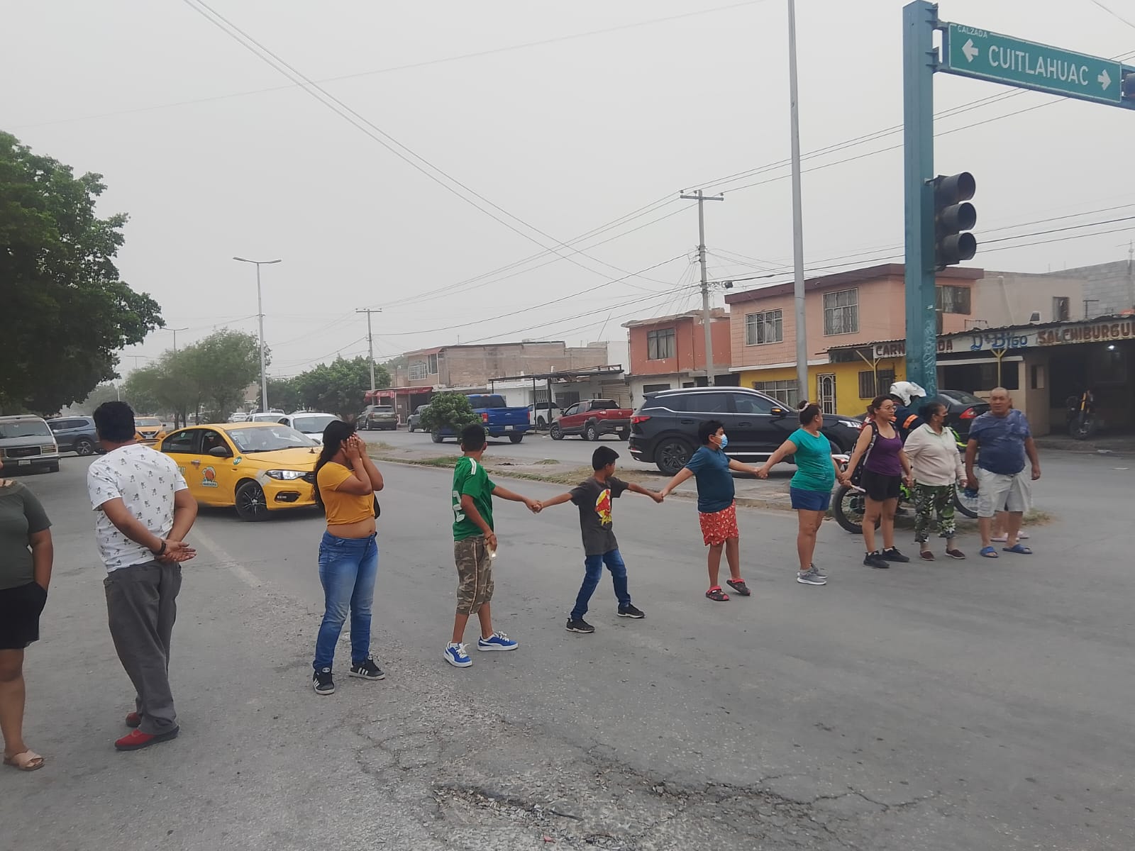 Vecinos de las colonias Pancho Villa y San Marcos bloquean calzadas por falta de luz