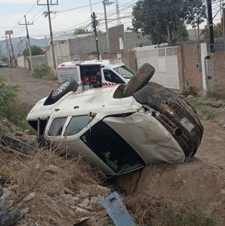 De milagro resulta ilesa luego de volcar en su camioneta