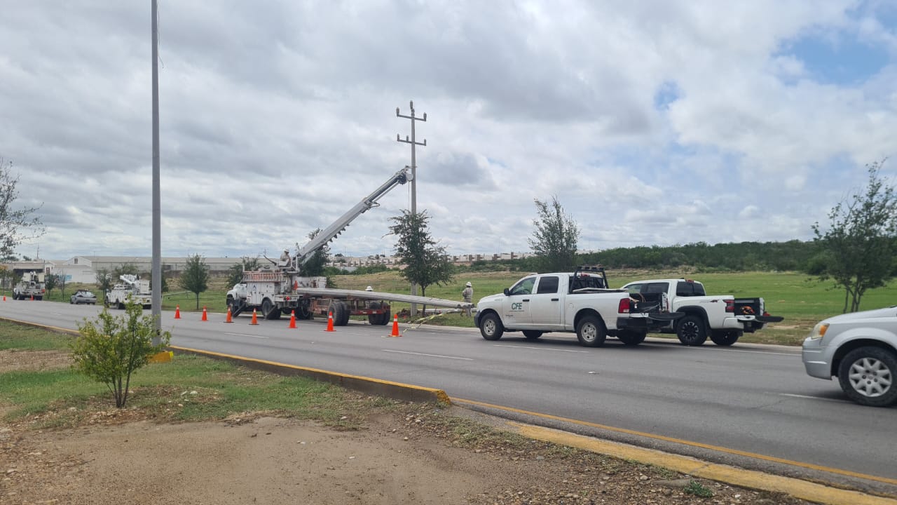 Viento derriba seis postes de concreto de la CFE, municipio descarta tornado