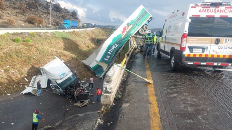 Cae tráiler de puente vehicular; su conductor resultó ileso