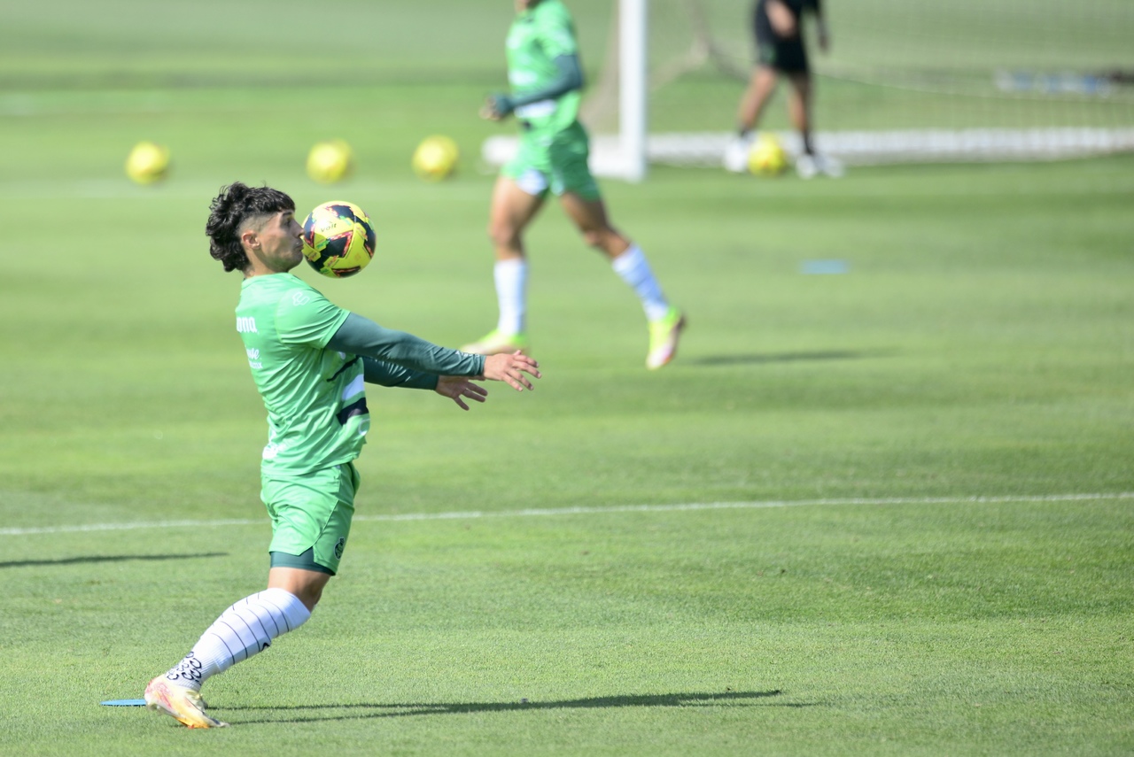 A pesar del intenso calor en la región, los jugadores de Santos Laguna se entrenan con entrega y dedicación rumbo a la próxima campaña.