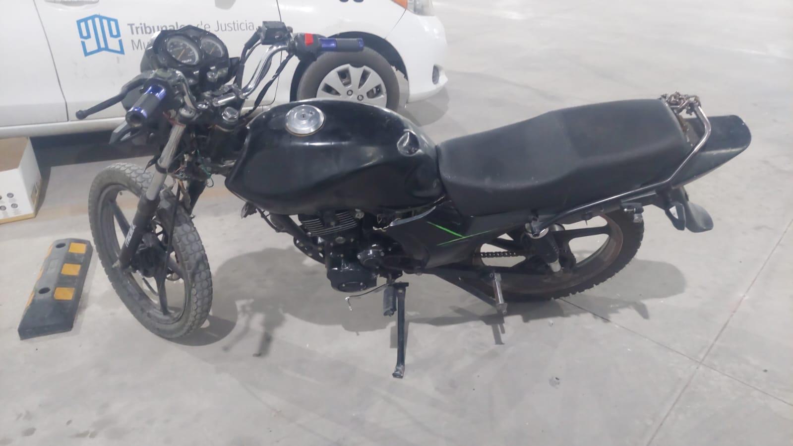 Agentes municipales detiene a joven que manejaba motocicleta con reporte de robo vigente