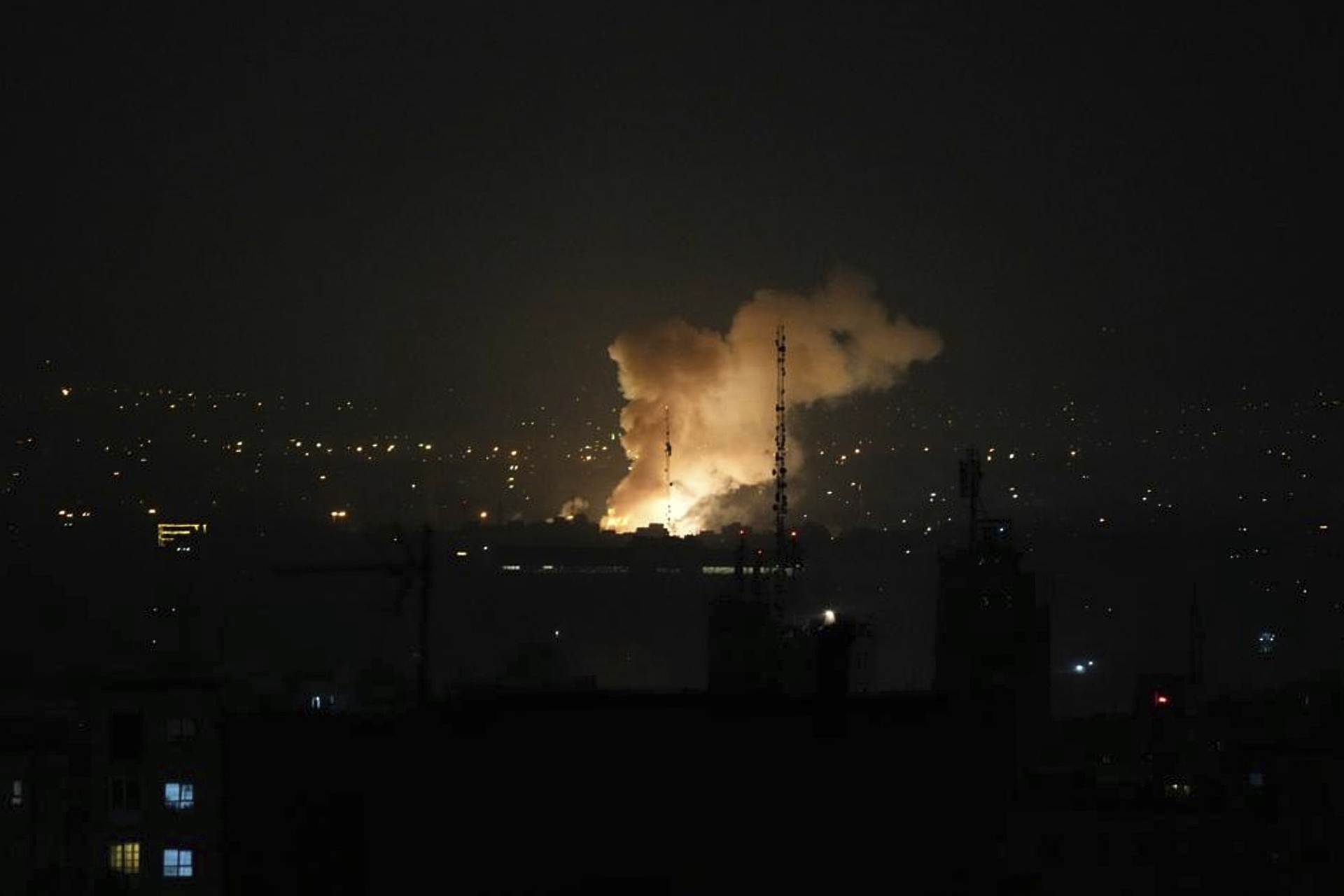 Humo se eleva tras una explosión en Teherán, Irán / AP
