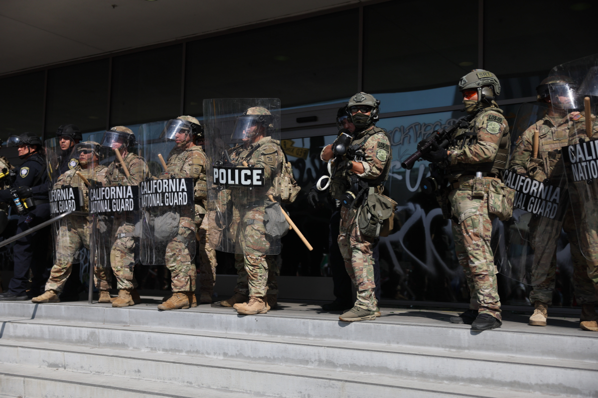 Tribunal bloquea orden de Donald Trump para desplegar al Ejército en Los Ángeles