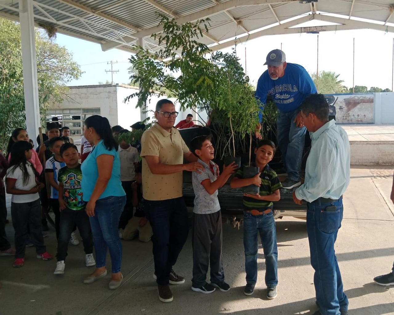 Inicia campaña de reforestación en escuela Ricardo Flores M.