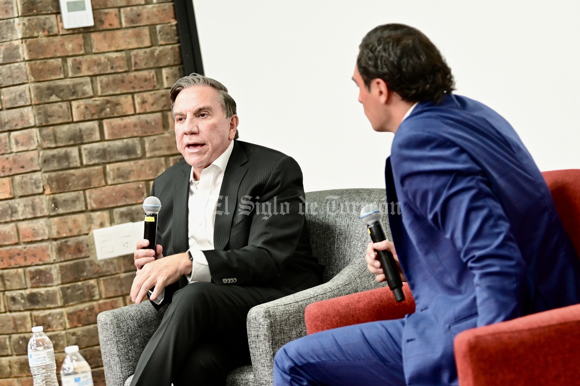 Ministro lagunero Javier Laynez interactúa con estudiantes de la Ibero Torreón