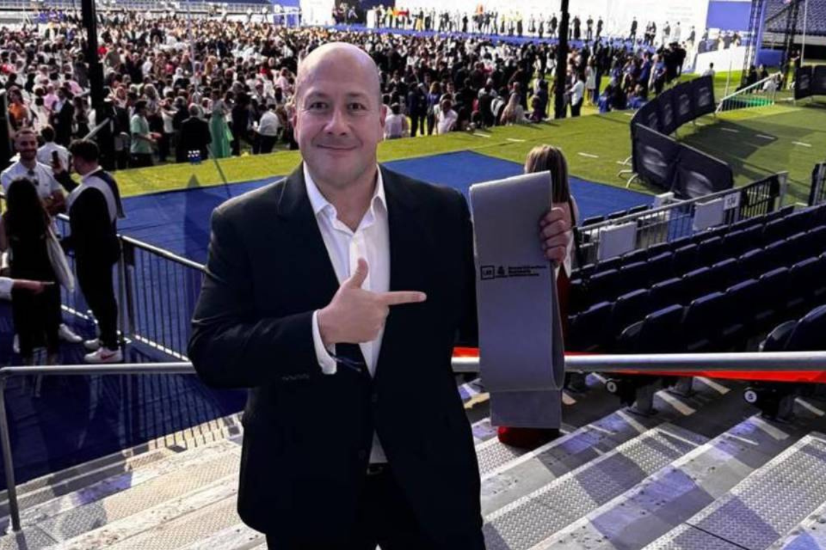Enrique Alfaro, exgobernador de Jalisco, concluye máster en Dirección de Futbol en Real Madrid