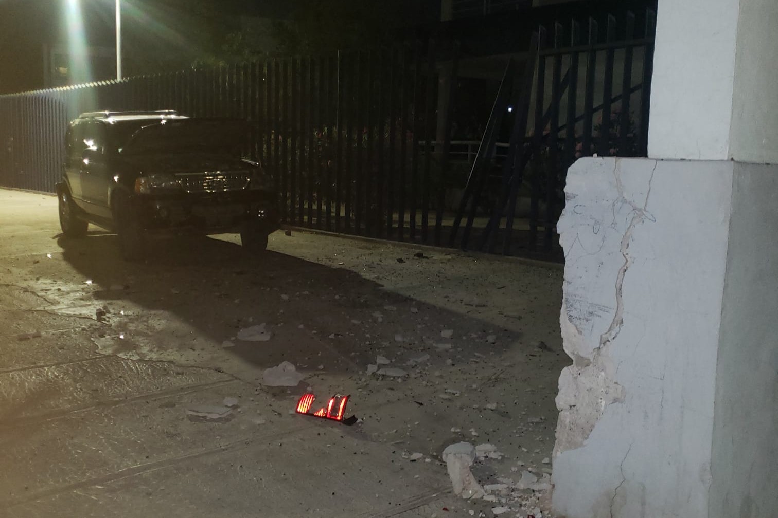 Conductor se estrella contra barandal y muro de universidad en Gómez Palacio