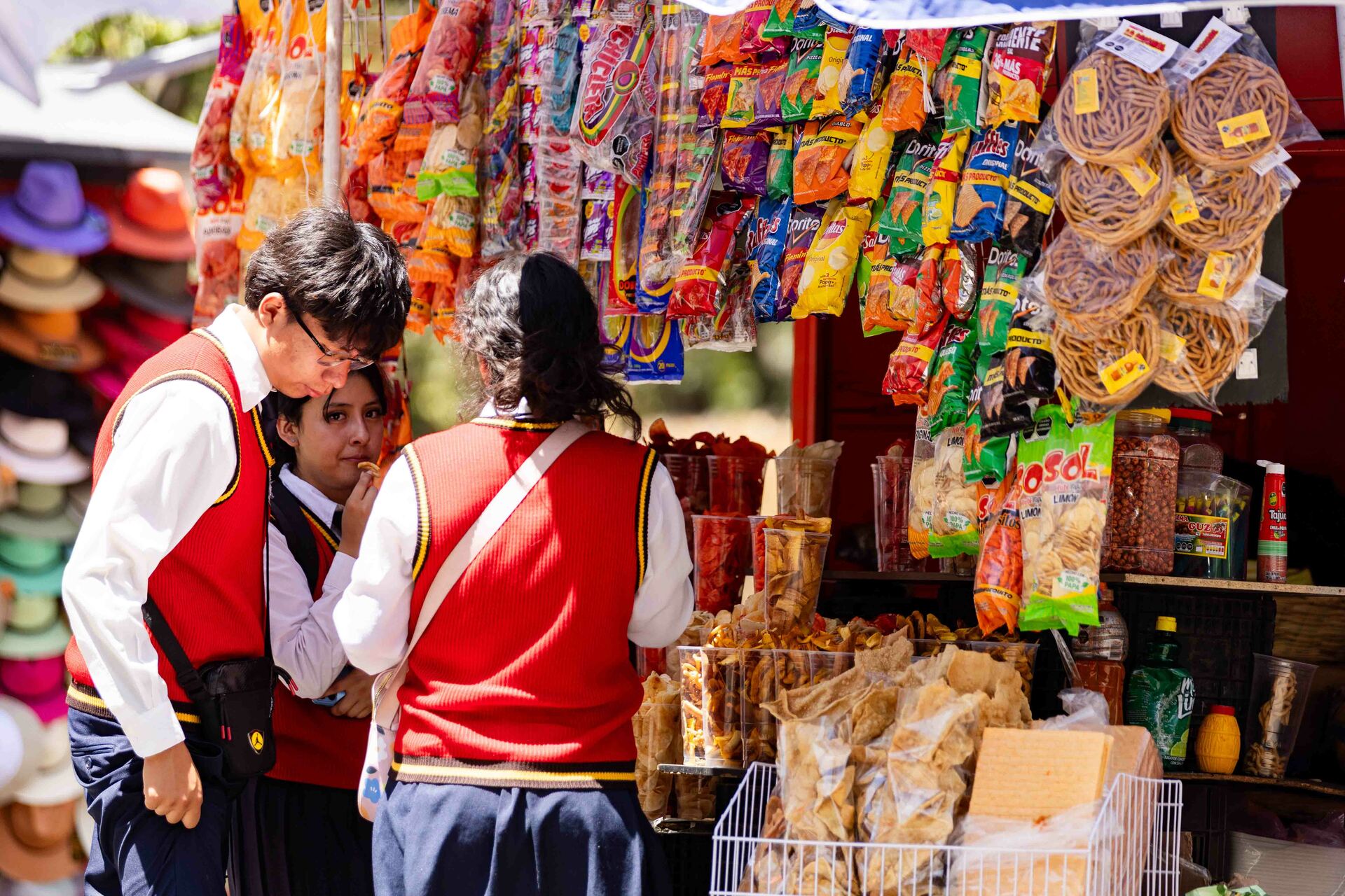 De papas y dulces a nieves de garrafa: ambulantes cambian su oferta cerca de escuelas en Torreón