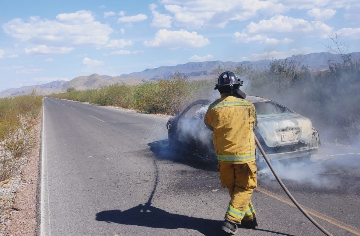 Se incendia vehículo camino a la Presa Francisco Zarco de Lerdo