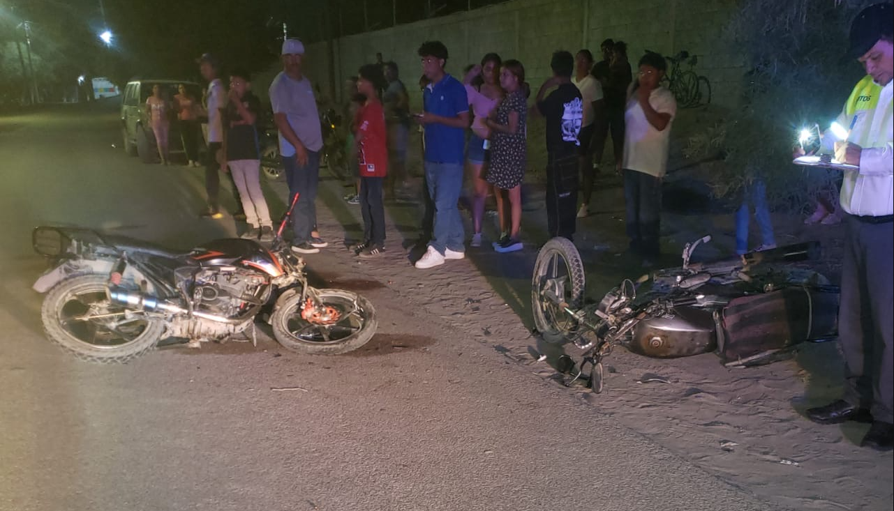 Motocicletas chocan de frente en Gómez Palacio, están graves