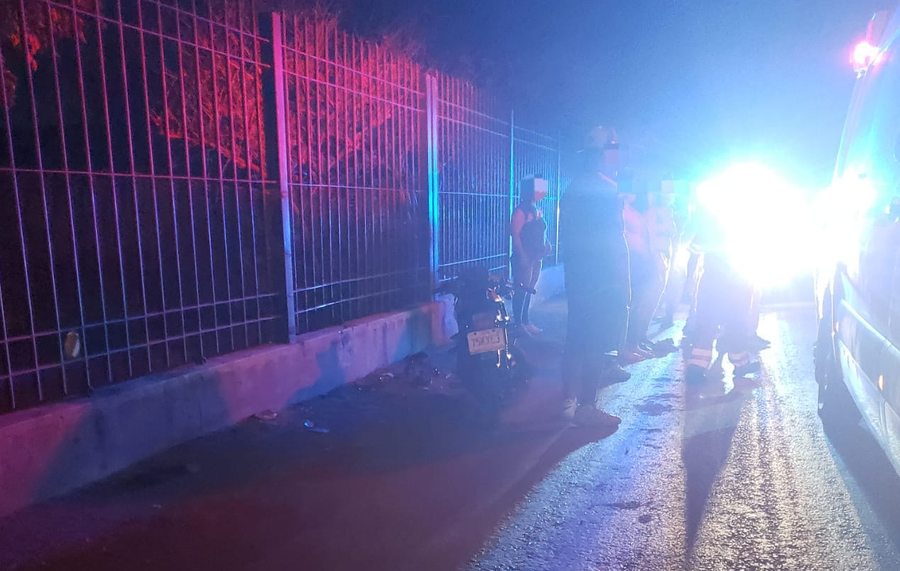 Jovencita choca motocicleta contra unas oficinas de gobierno en Gómez Palacio