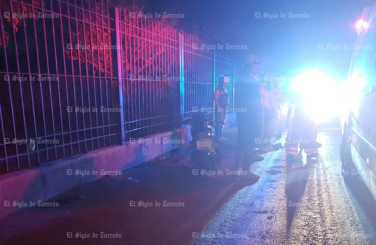 Joven impacta motocicleta contra oficinas de gobierno en Gómez Palacio
