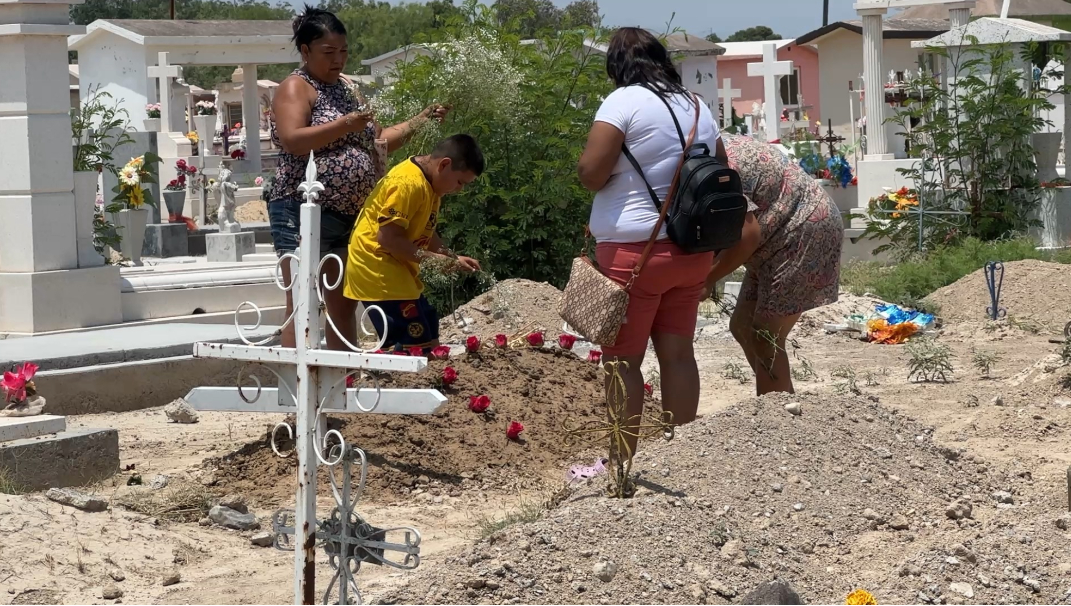 Entre lápidas y tumbas familias monclovenses recordaron a los padres que partieron