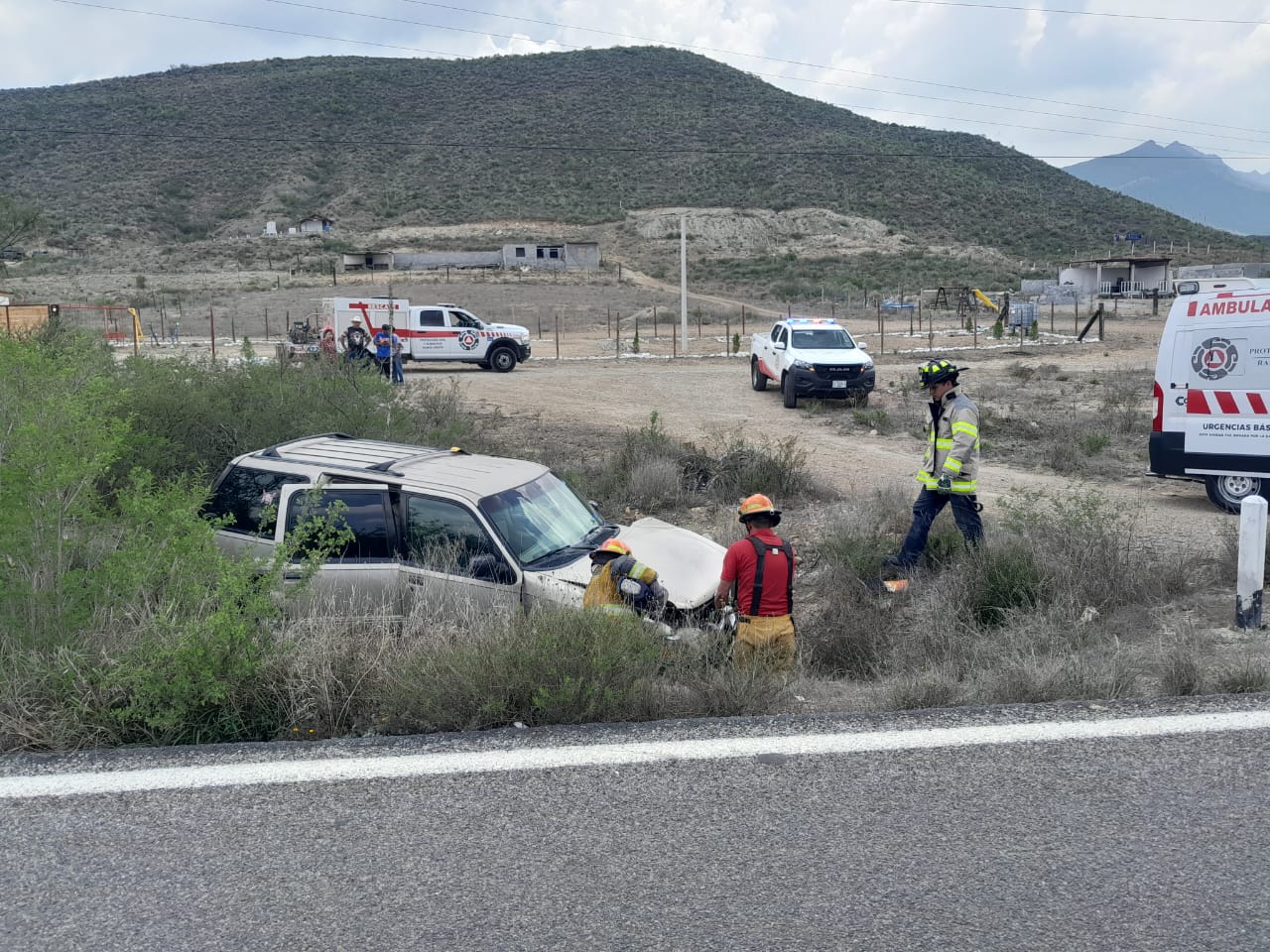Vuelcan 3 hombres que se encontraban alcoholizados; conductor huyó del lugar