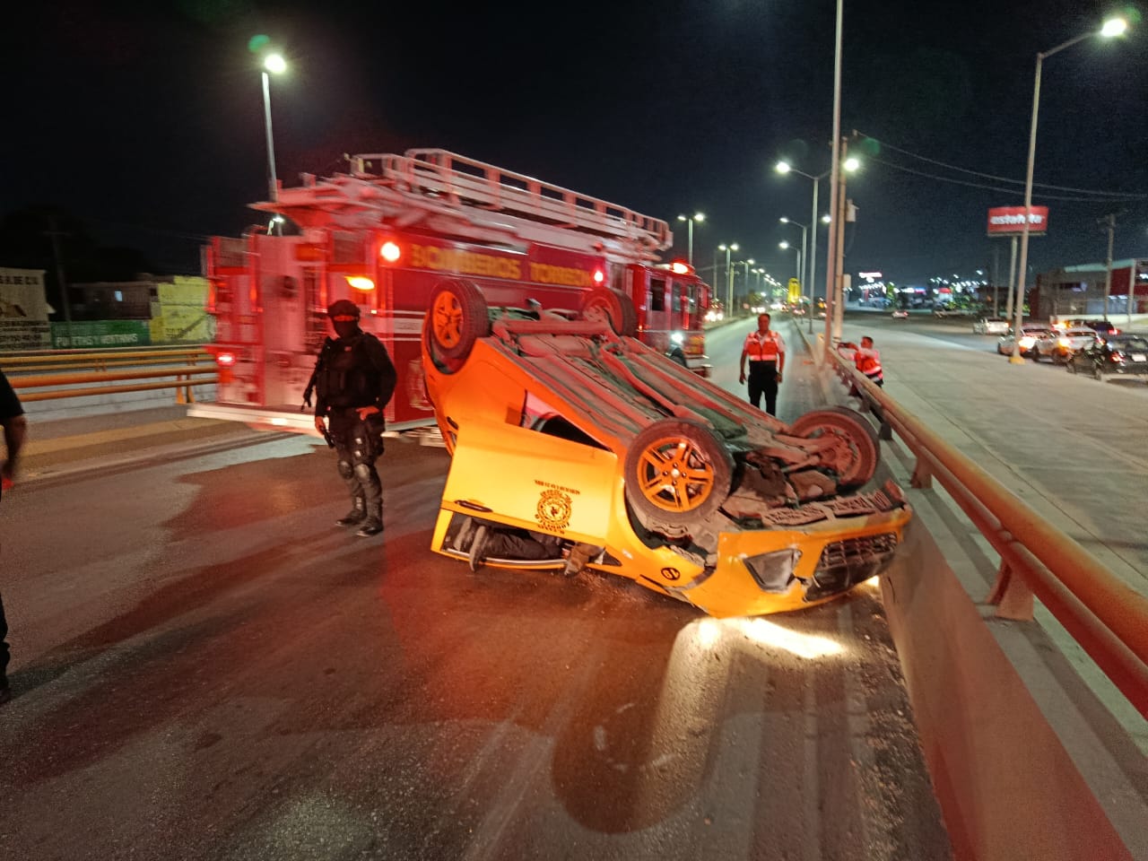 Taxi termina volcado en el puente El Álamo; conductor se da a la fuga