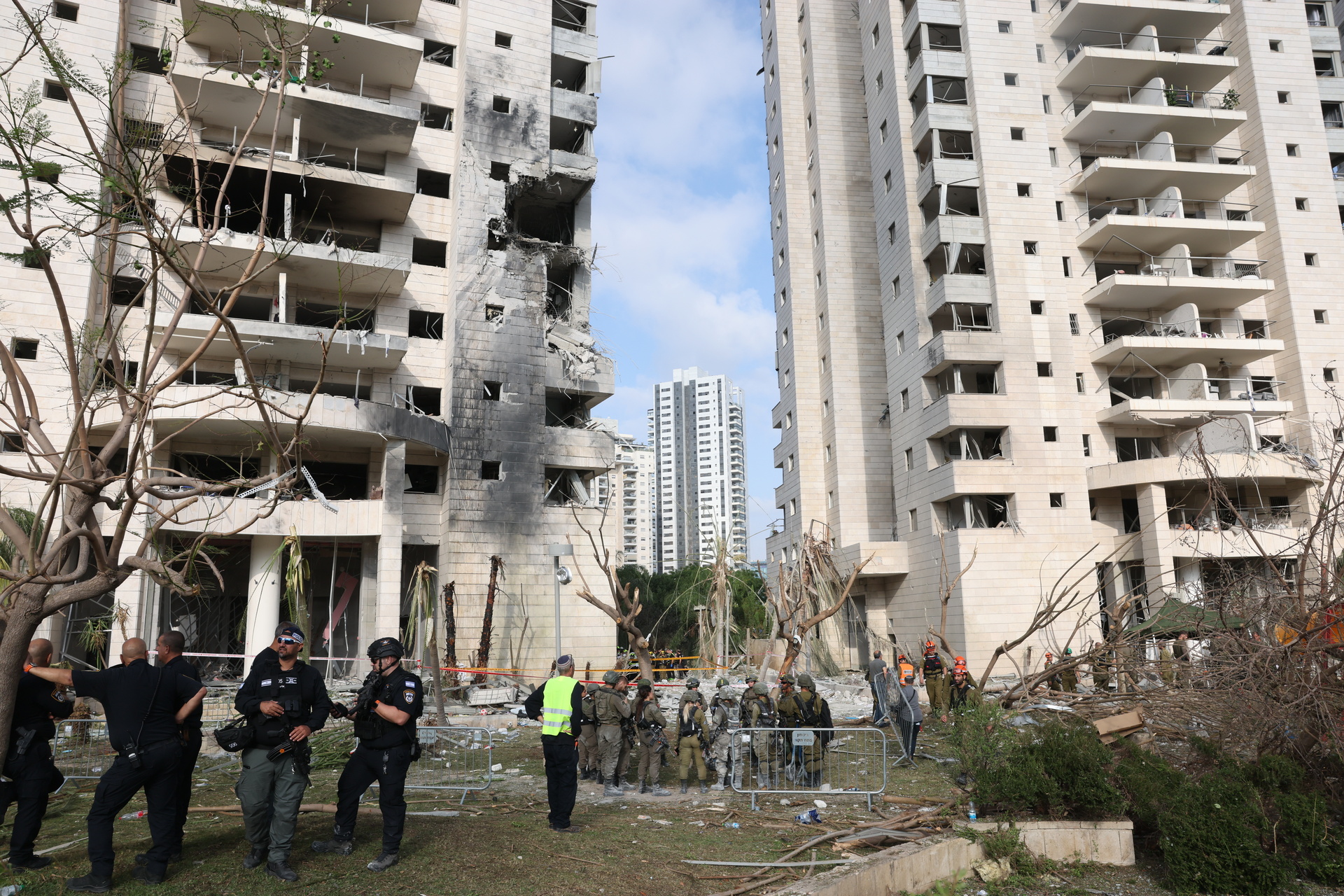 Equipos de emergencia israelíes operan en el lugar donde misiles balísticos iraníes impactaron edificios residenciales en Petah Tikva, en el centro de Israel, el 16 de junio de 2025 / EFE