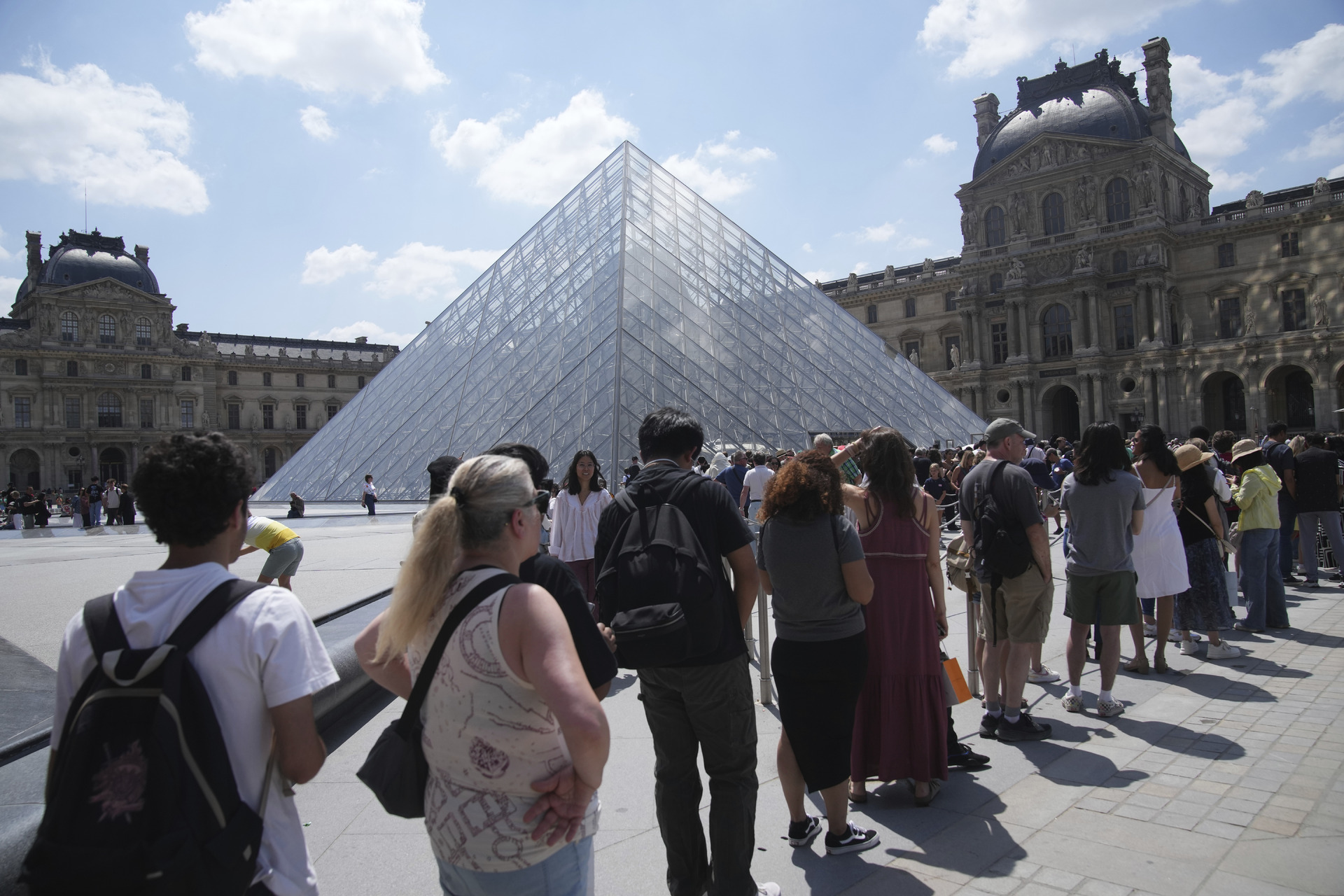 Cierra el Louvre por huelga: empleados denuncian colapso por exceso de turistas