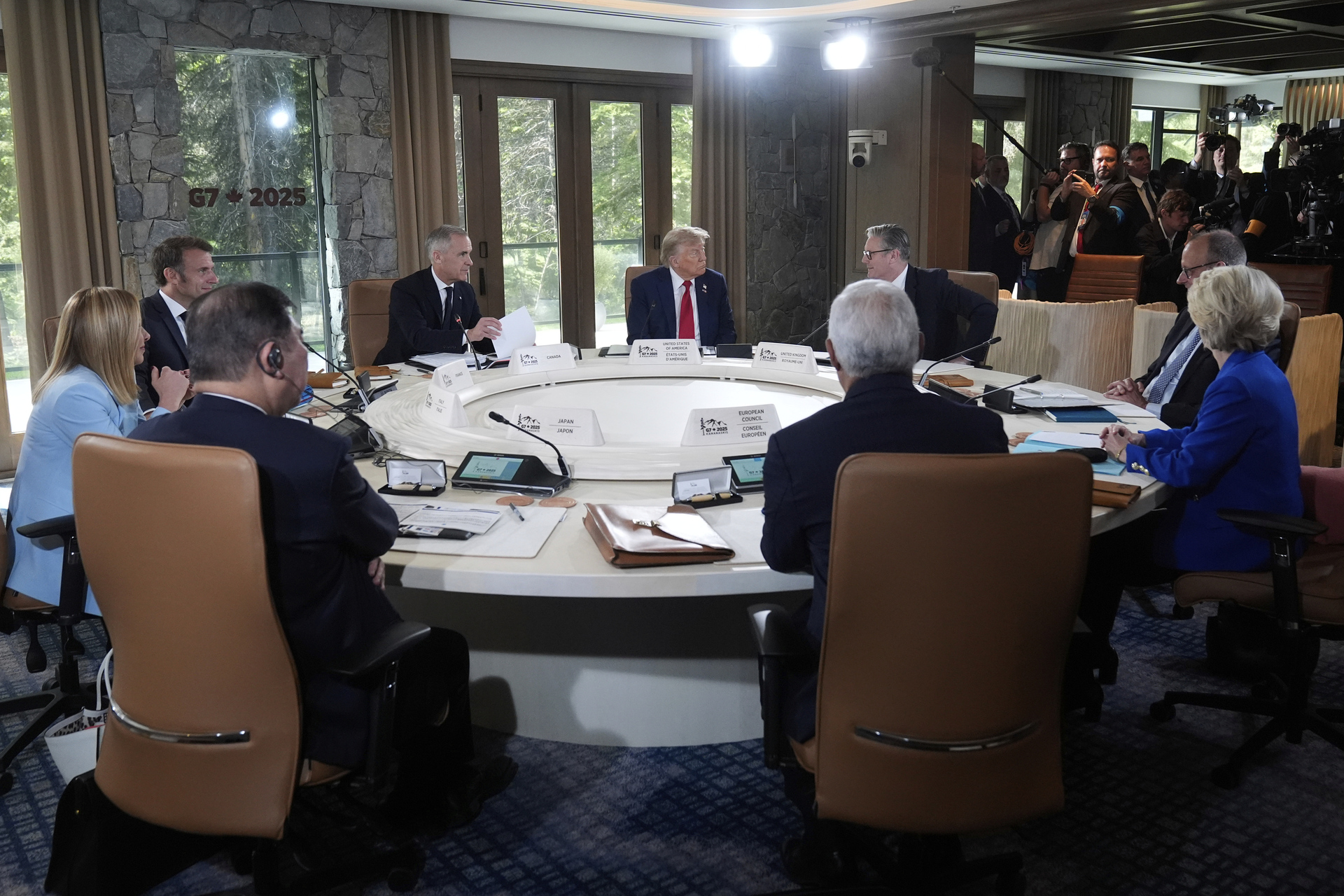 De izquierda a derecha, la primera ministra de Italia Giorgia Meloni, el presidente de Francia Emmanuel Macron, el primer ministro de Canadá Mark Carney, el presidente de Estados Unidos Donald Trump, el primer ministro de Gran Bretaña Keir Starmer, y el canciller alemán Friedrich Merz, en una sesión de la Cumbre del G7.