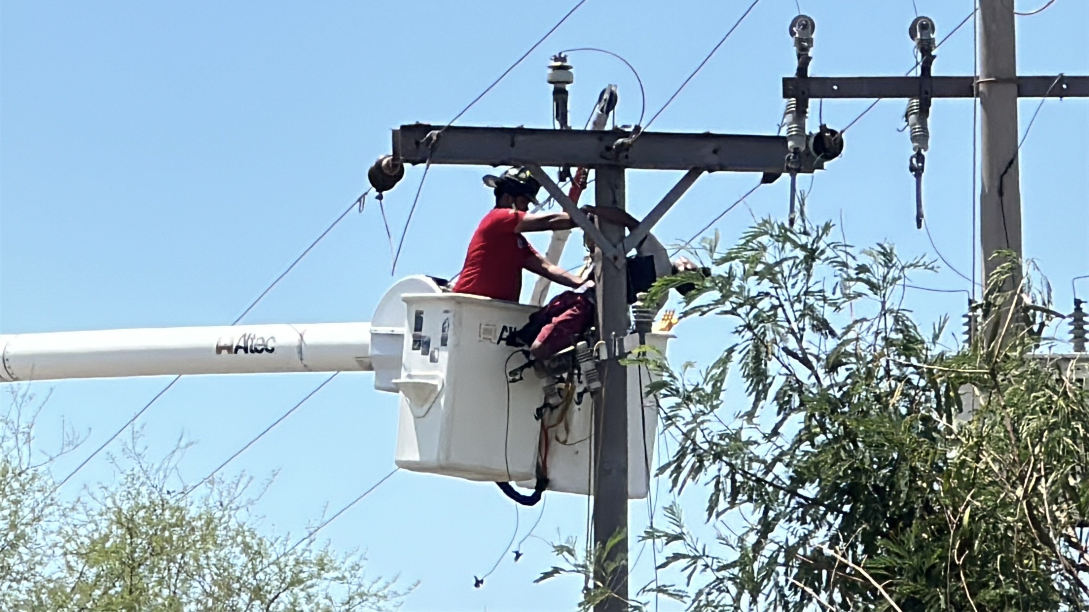Muere electrocutado en un poste y deja sin luz la zona industrial