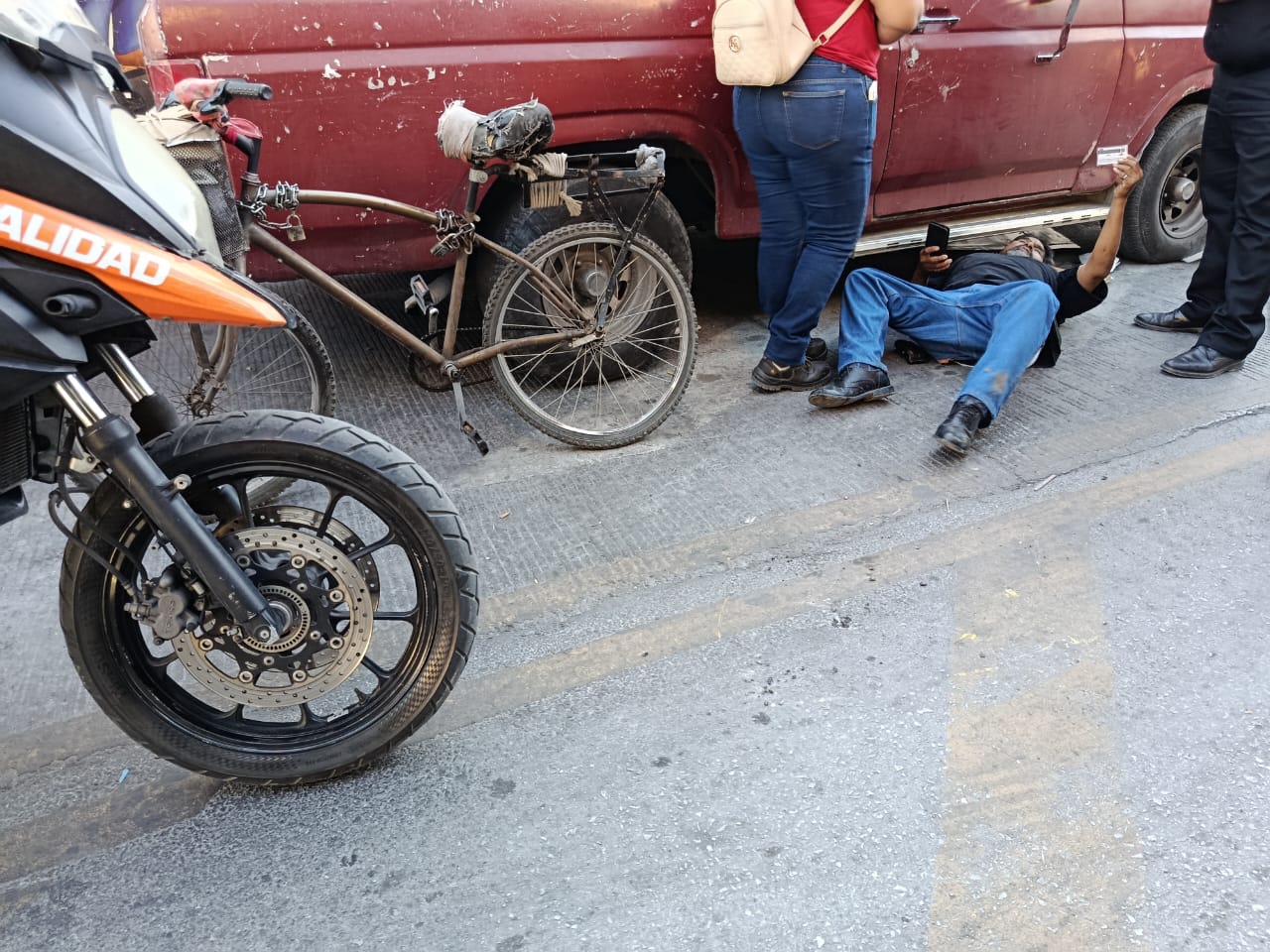 Ciclista ebrio resulta lesionado tras ser arrollado por camión urbano en el centro de Torreón