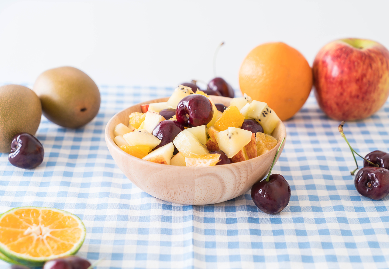 Aunque es práctica y fácil de encontrar, la fruta picada puede perder nutrientes y contaminarse con bacterias si no se manipula adecuadamente. Cortarla en casa es la opción más segura.