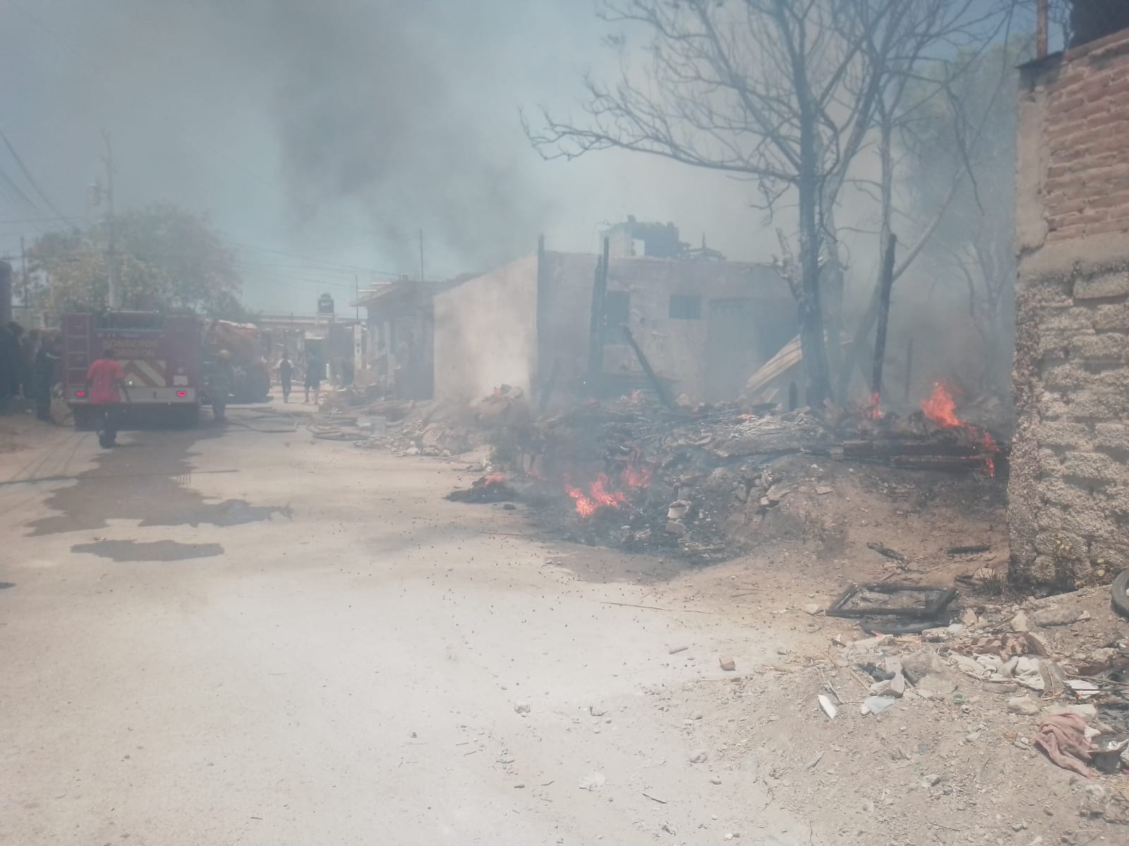 Incendio destruye dos jacales y parte de una vivienda en la Santiago Ramírez de Torreón