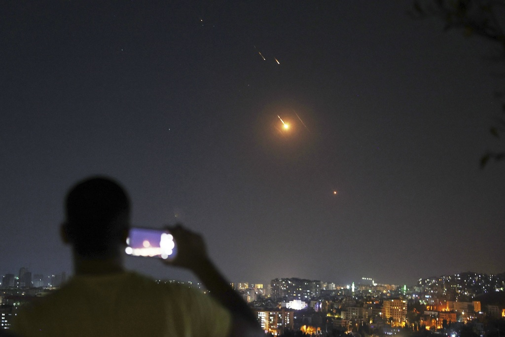 Israel lanza nuevos bombardeos contra Teherán después que Trump exige 'rendición incondicional'