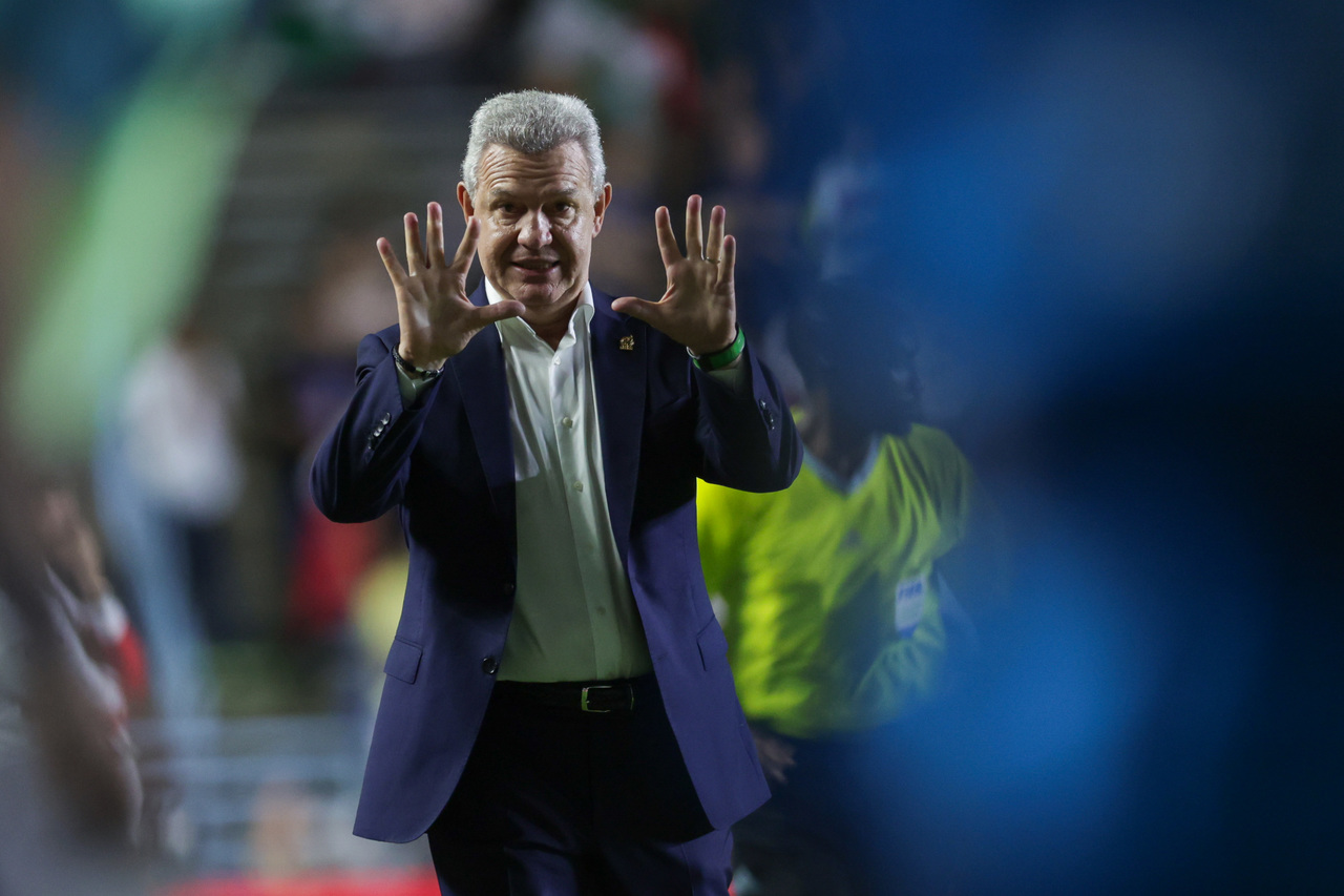 El seleccionador mexicano reconoce que la presión de ganar goleando en cada duelo también es algo con lo que deben 'cargar'.