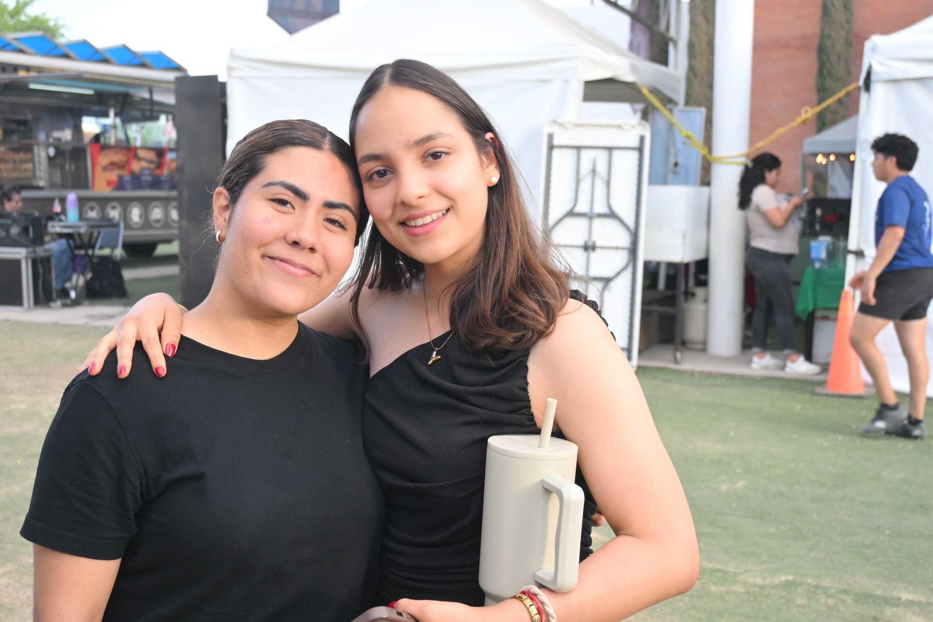 Ximena y Yamile.
