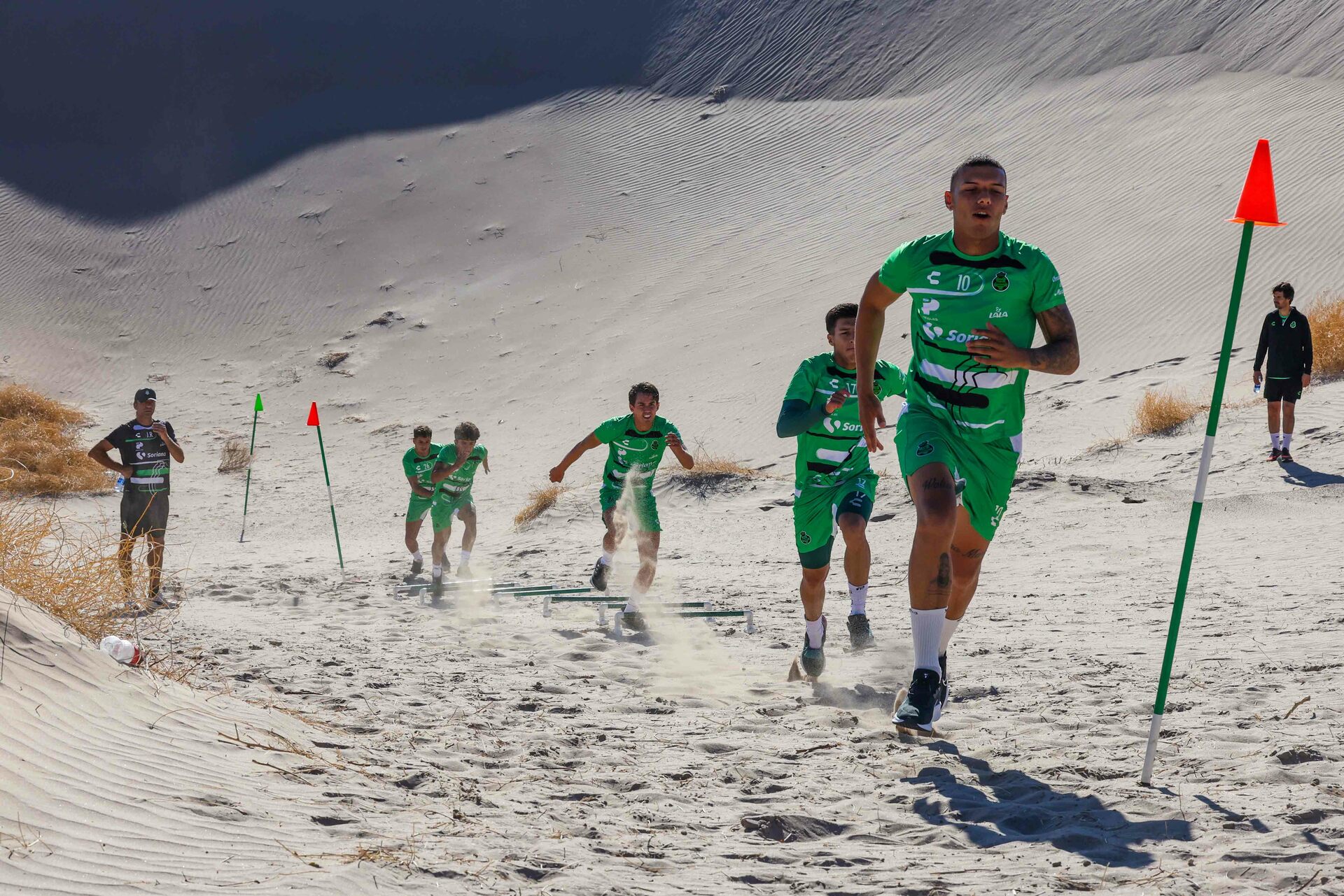El trabajo de los albiverdes en las Dunas de Bilbao, consistió en actividades de fuerza y resistencia, dentro del intenso programa de pretemporada que se
lleva a cabo en la Comarca Lagunera y sus alrededores. (Club Santos)