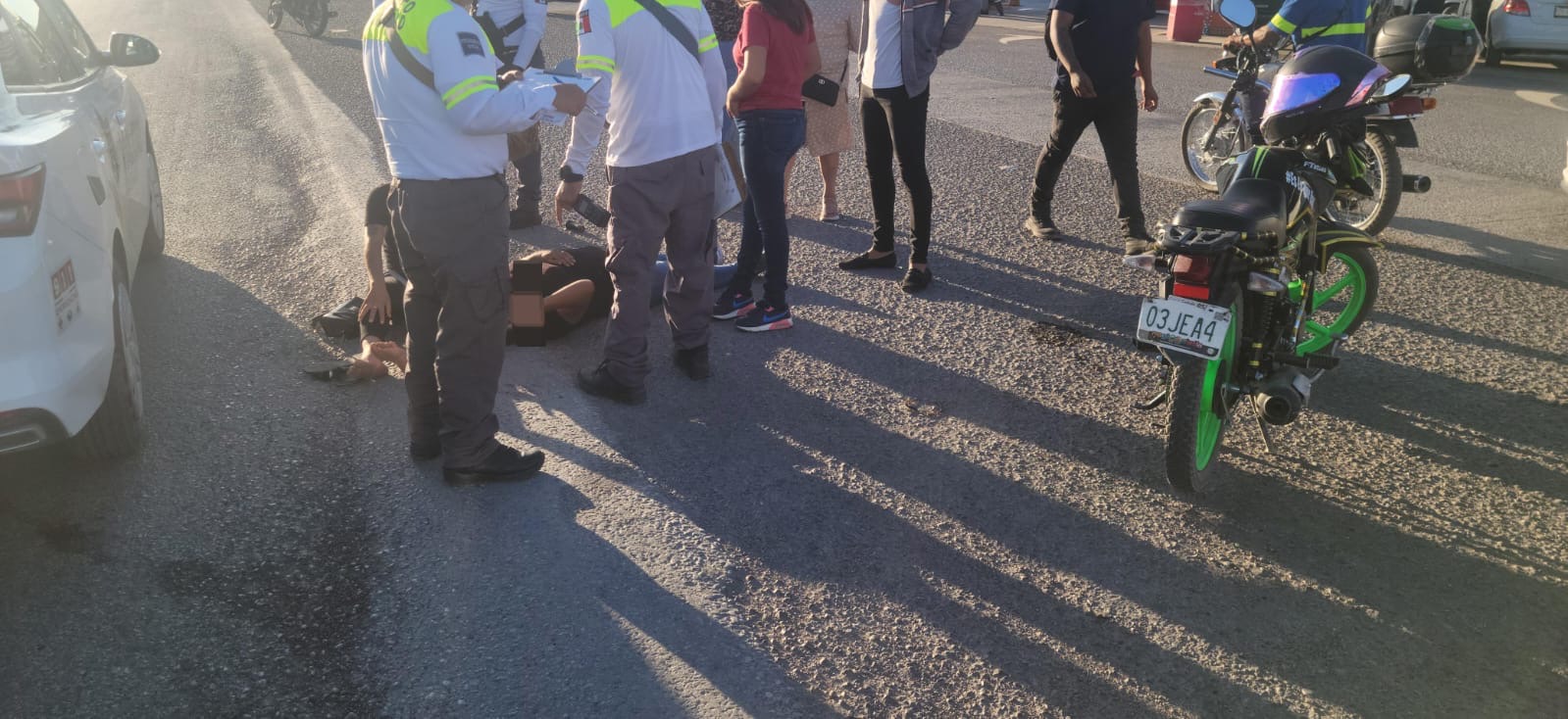 Auto impacta a dos mujeres en motocicleta frente a gasolinera en Gómez Palacio