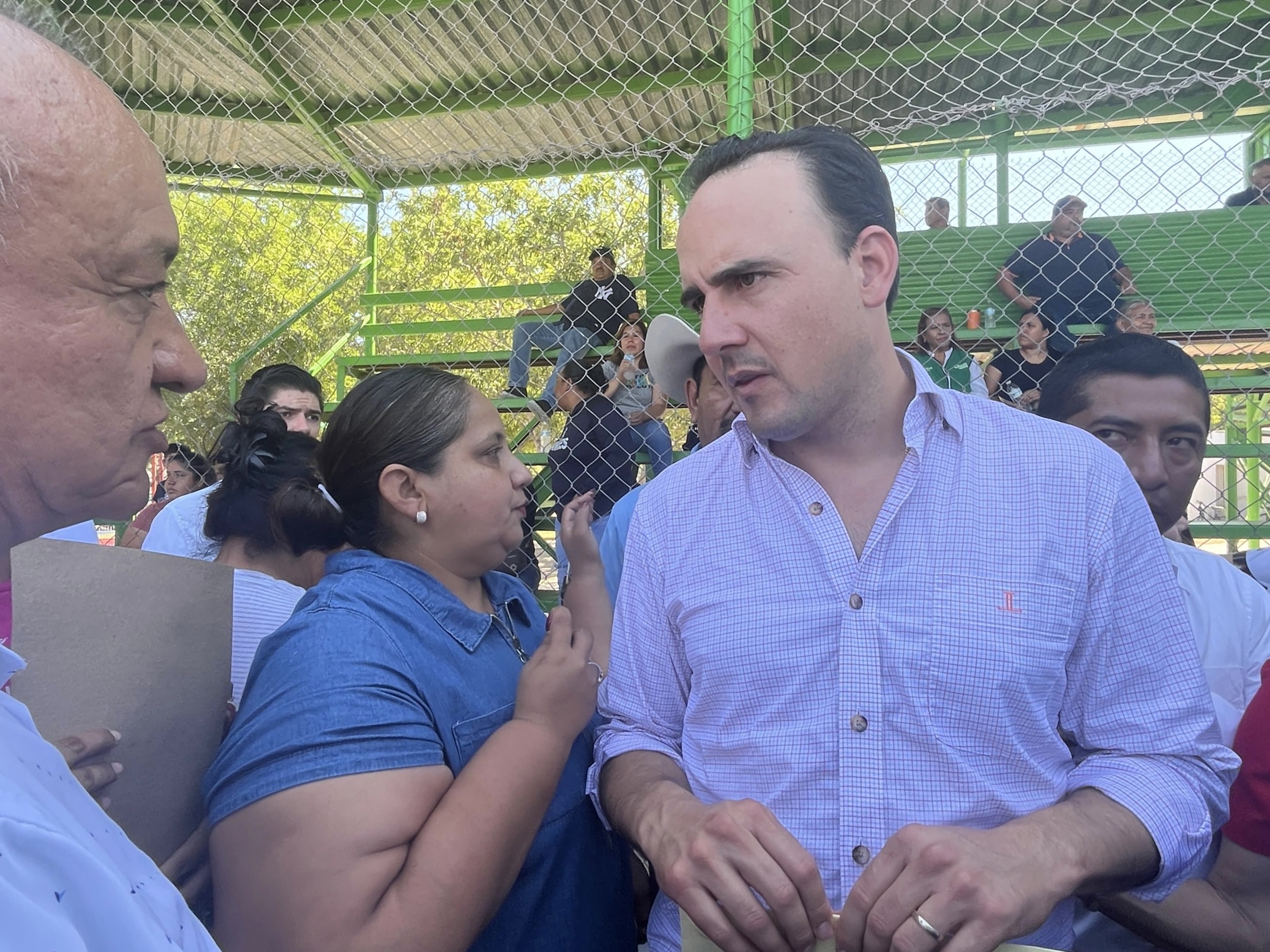 El gobernador recibe el documento de manos del vocero del Foro de Abogados Miguel Ángel Reyna Adam