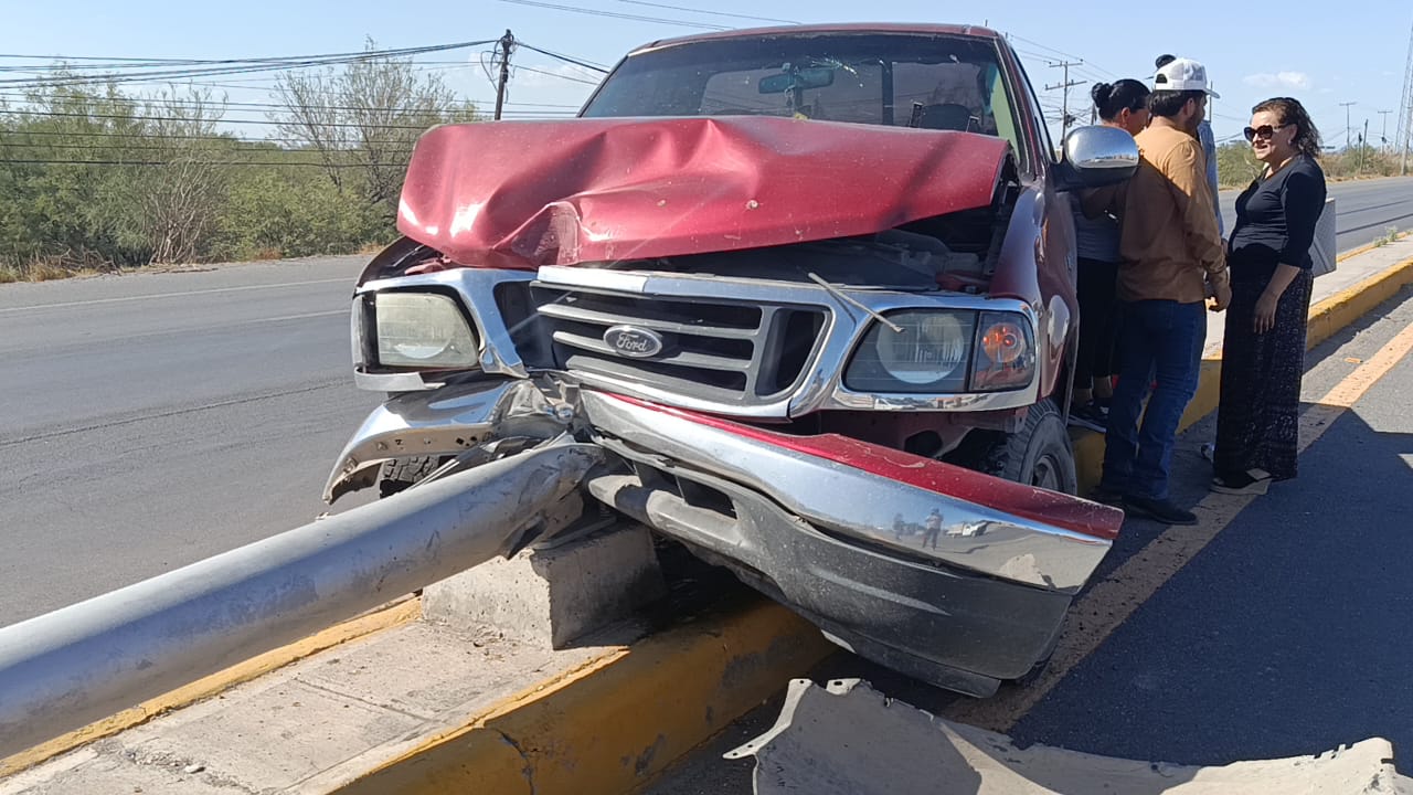 Camioneta derriba luminaria tras accidente en la carretera Torreón–San Pedro
