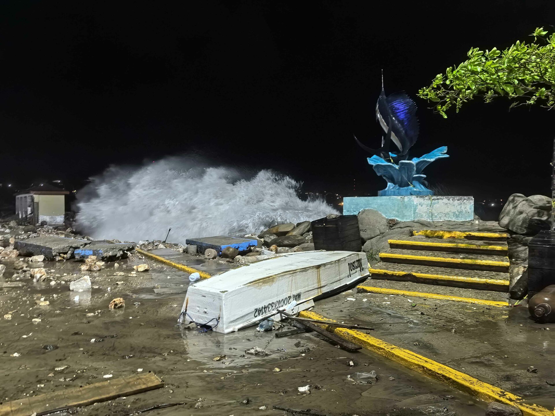 Huracán Erick: Olas comienzan a golpear Puerto Escondido en Oaxaca