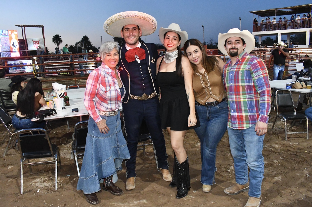 Olga de la Torre Ortiz, Beto Muñoz, Sydnye de Alva, Chantelle de Alva y Abraham Covarrubias.