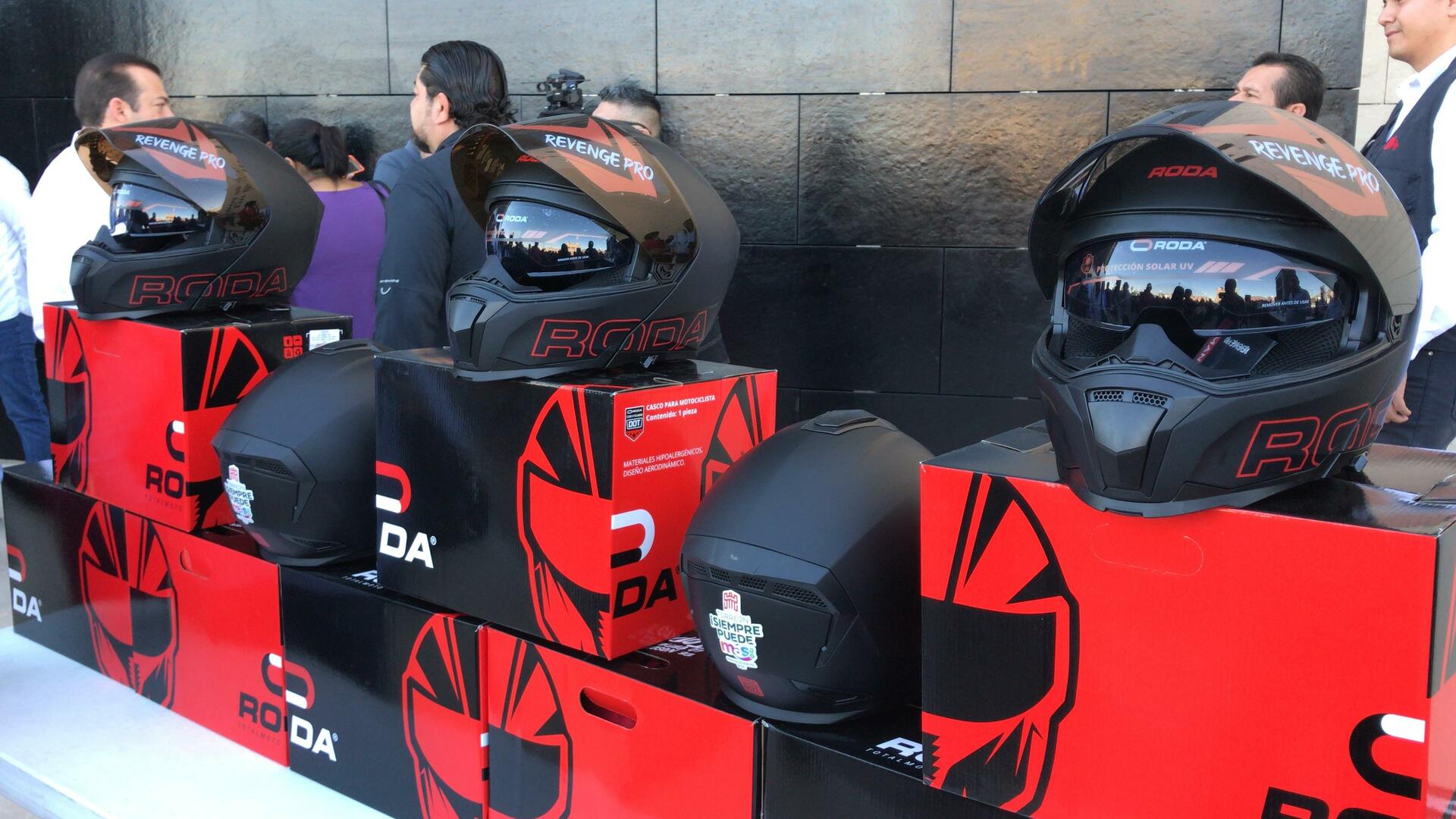 Entrega alcalde de Torreón 500 cascos a motociclistas