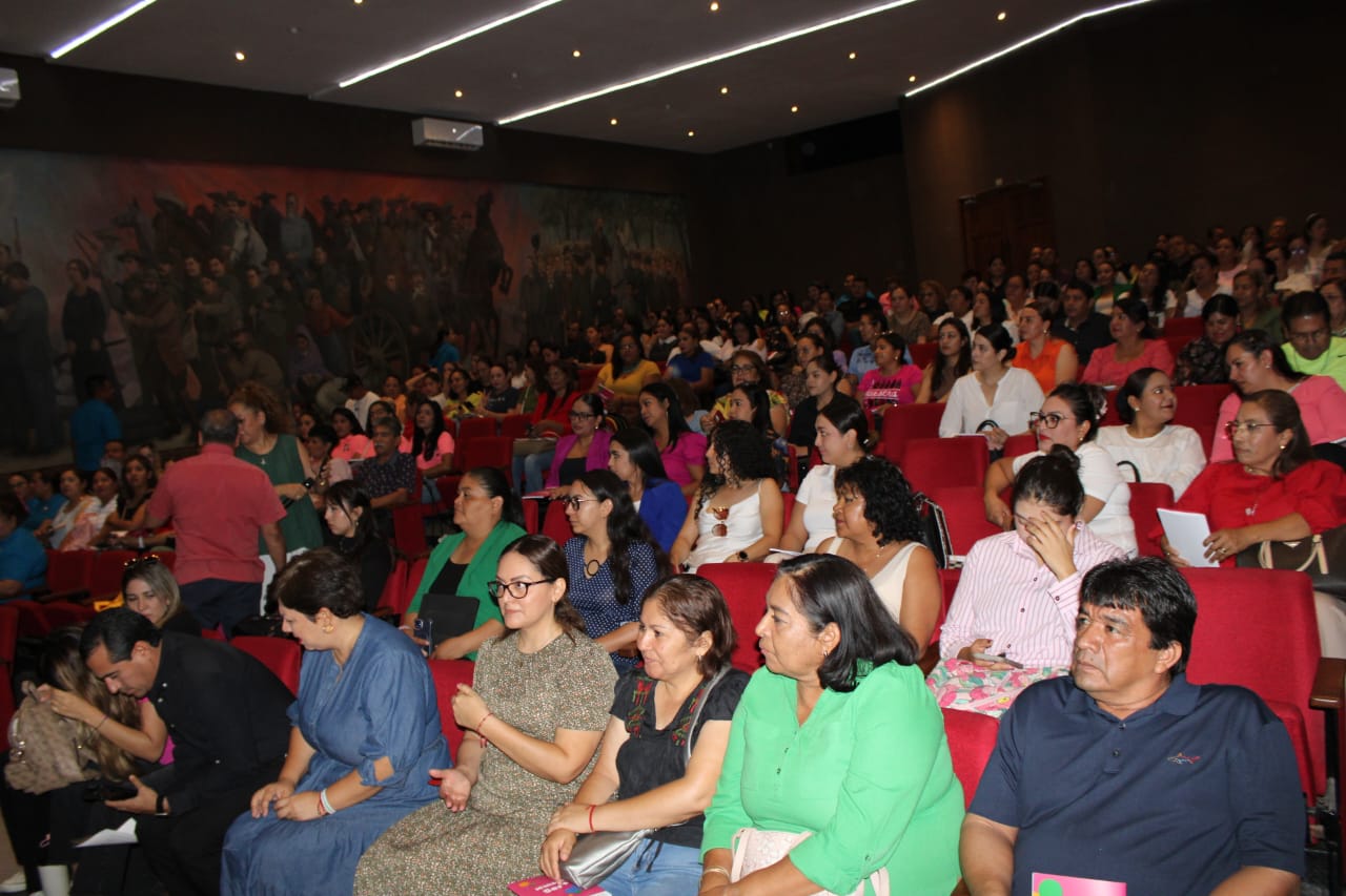 Capacitan a personal educativo de San Pedro en temas de educación socioemocional