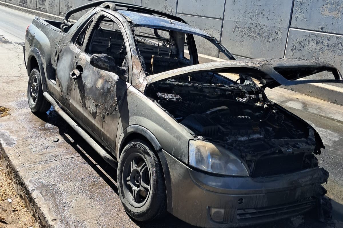 Se incendia camioneta en la carretera Torreón - Matamoros, no hay lesionados